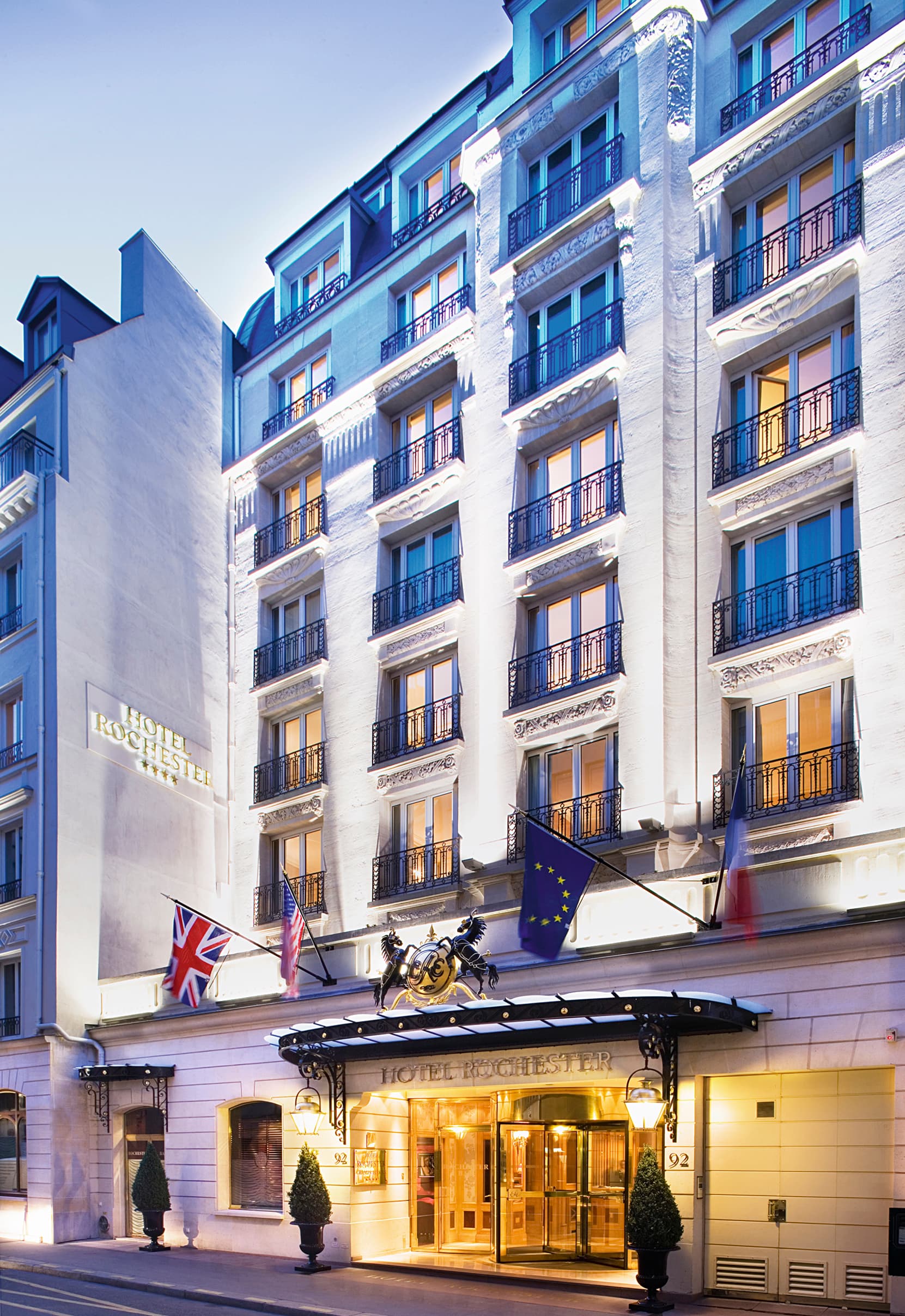 Hôtel Rochester Champs-Elysées (via Wikimedia Commons, CC BY-SA 4.0)