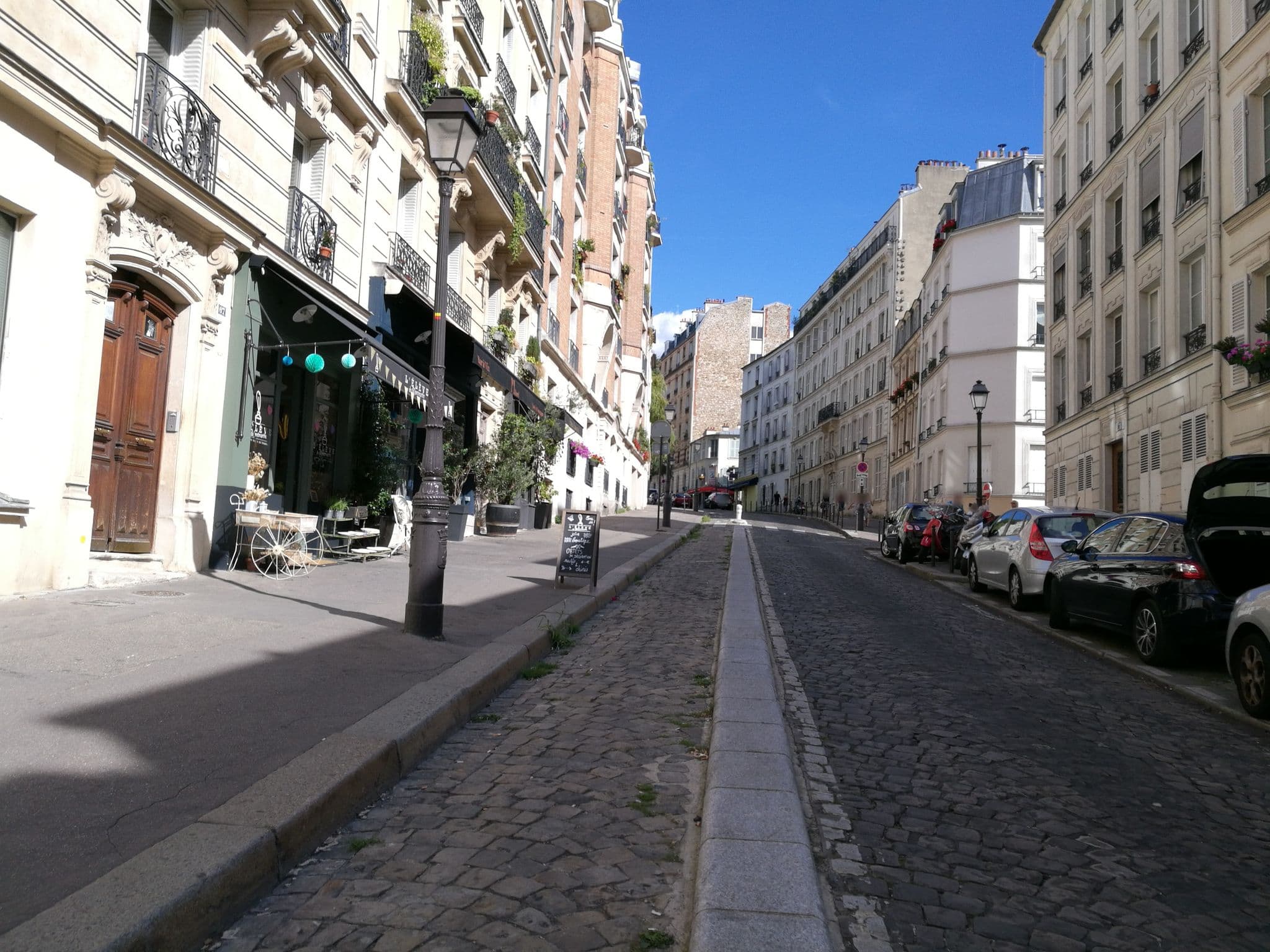 Street view near Les Escaliers de Montmartre, Paris 18 Buttes-Montmartre — © lga (CC BY-SA · Mapillary)