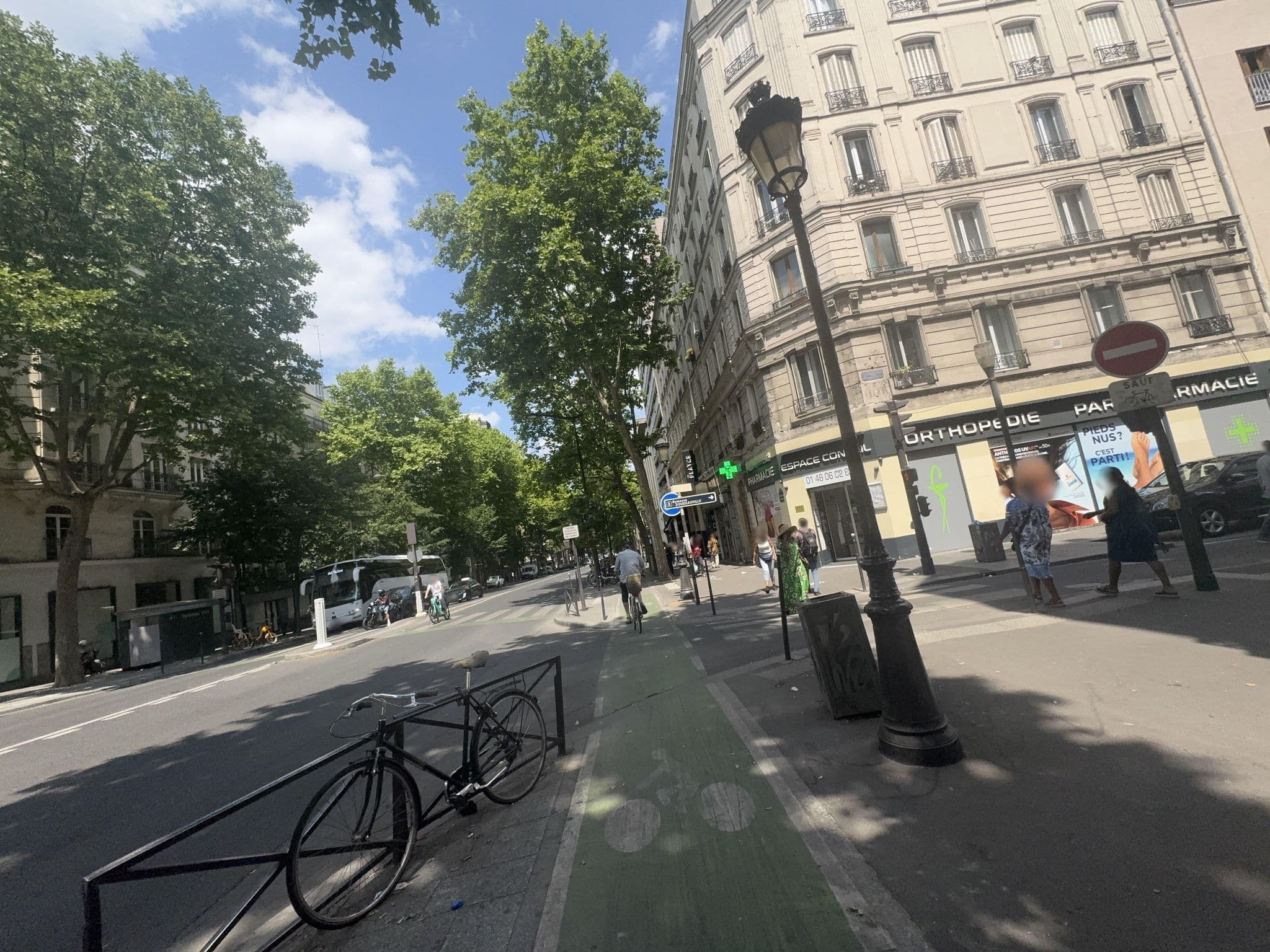 Street view near Hôtel Doree, Paris 18 Buttes-Montmartre — © jakecopp (CC BY-SA · Mapillary)