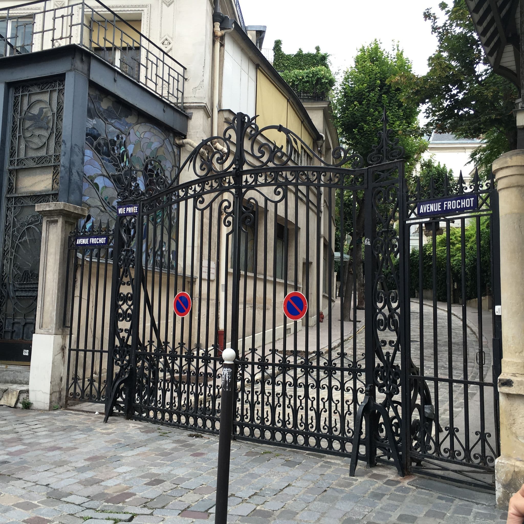 Street view near Sonder Le Frochot, Paris 09 Opéra — © nattes (CC BY-SA · Mapillary)