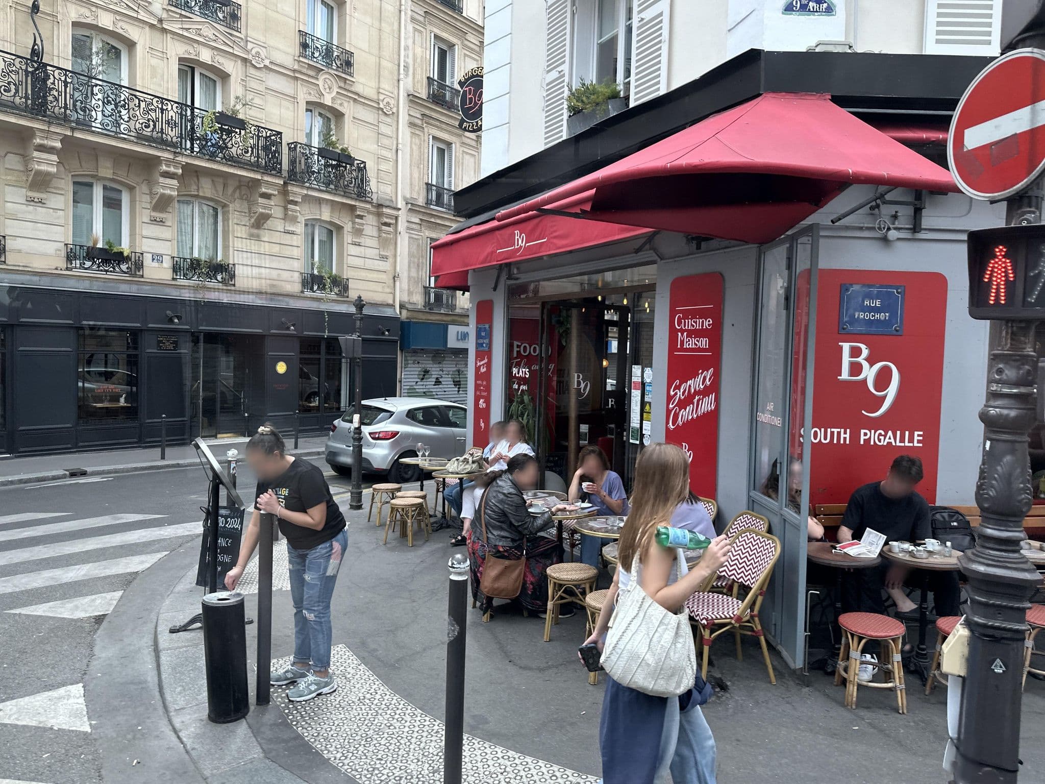 Street view near Hôtel des Artistes, Paris 09 Opéra — © amaiman (CC BY-SA · Mapillary)