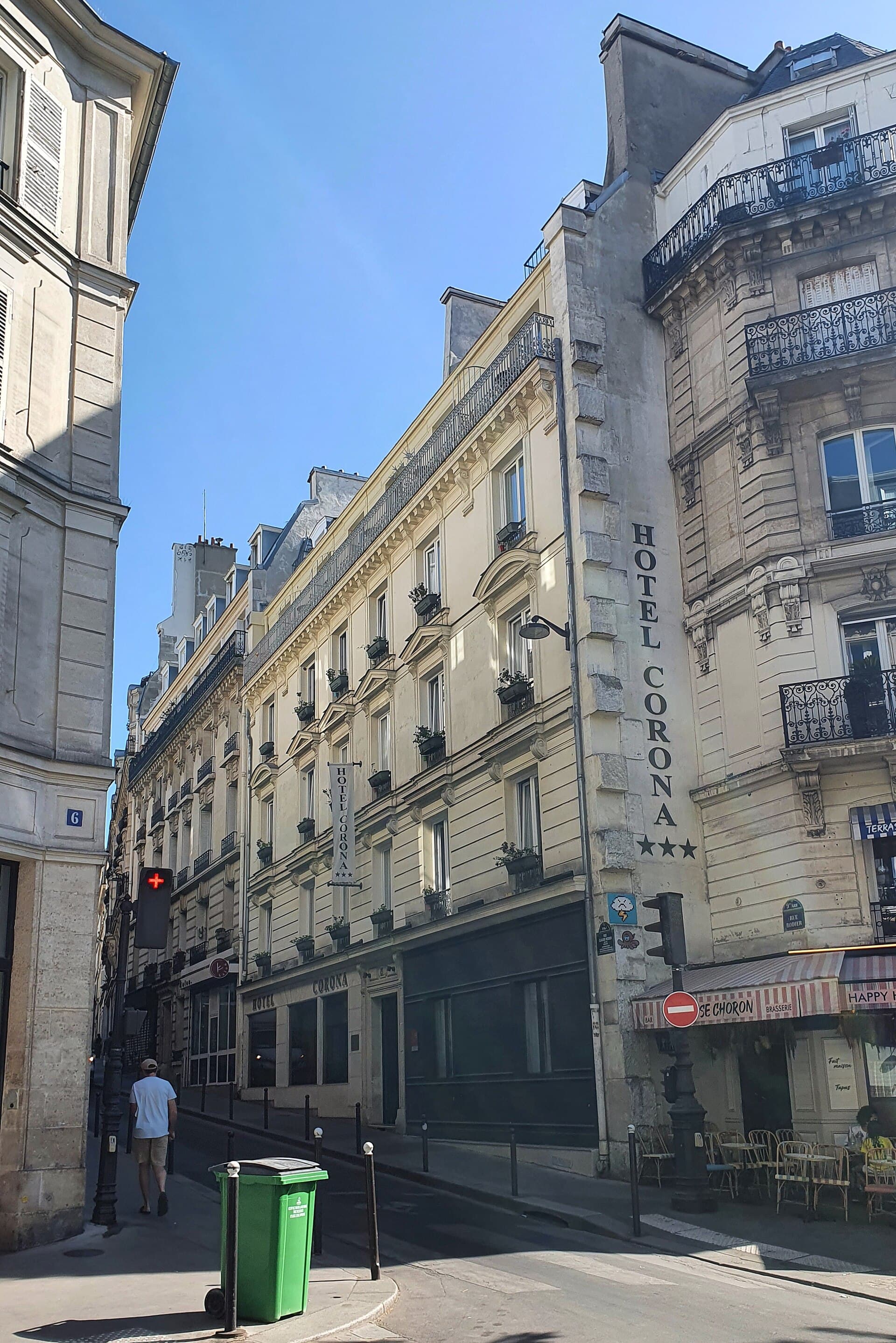 Hôtel Corona Rodier (via Wikimedia Commons, CC BY-SA 4.0)