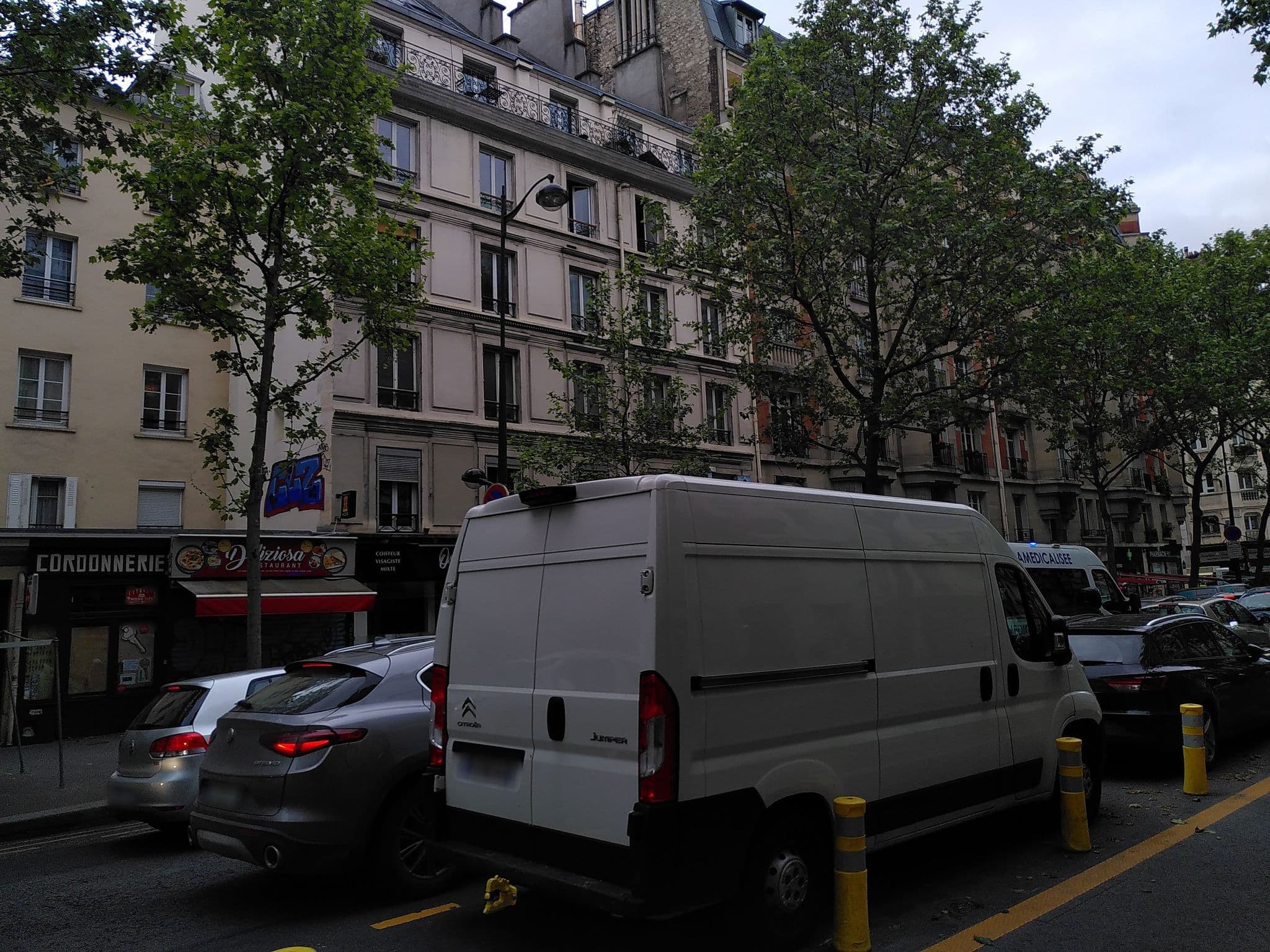 Street view near Au Nouvel Hôtel Lyon, Quinze-Vingts — © britze (CC BY-SA · Mapillary)