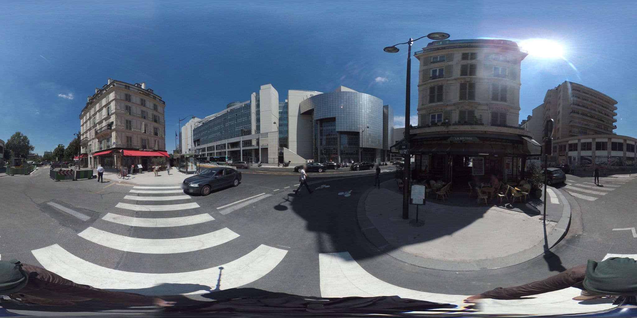 Street view near Vargas Izquierdo Maria Fernanda, Quinze-Vingts — © geovelo (CC BY-SA · Mapillary)