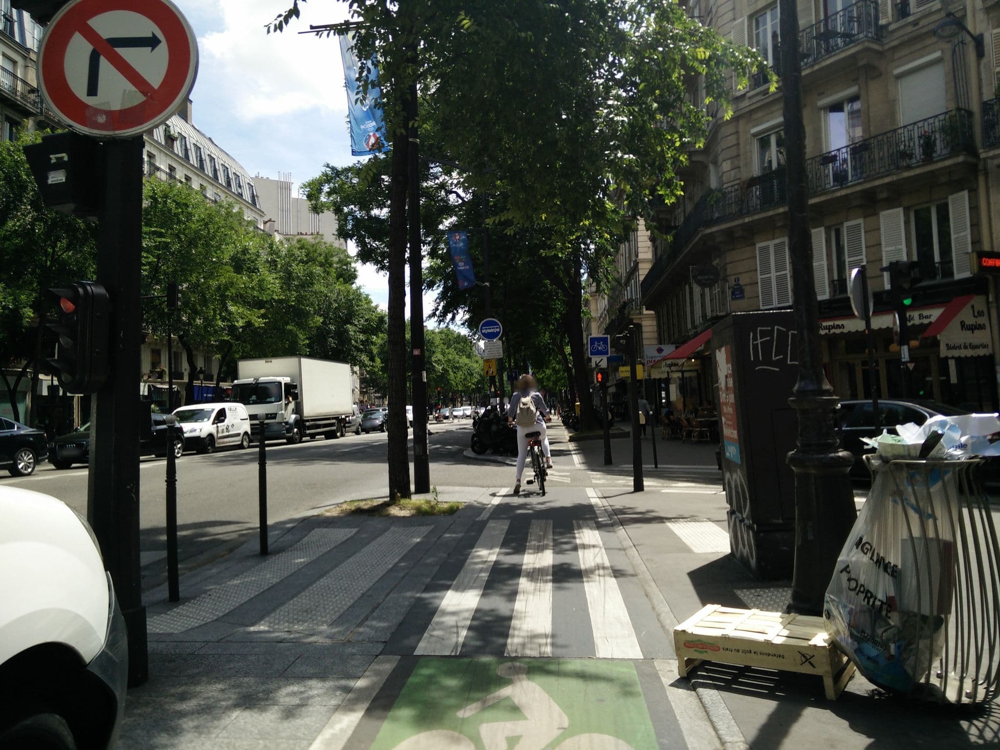 Street view near Hôtel Magenta, Porte Saint-Martin — © jolg (CC BY-SA · Mapillary)