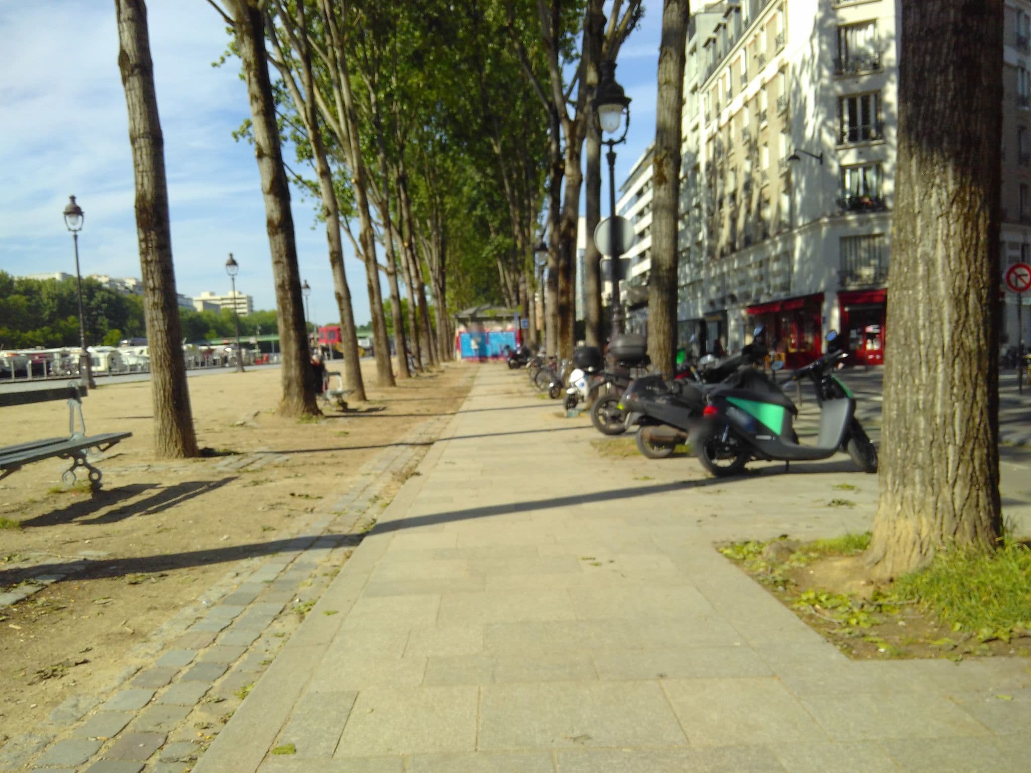 Street view near Auberge du Gros Poney, Paris 19 Buttes-Chaumont — © tobiaso (CC BY-SA · Mapillary)
