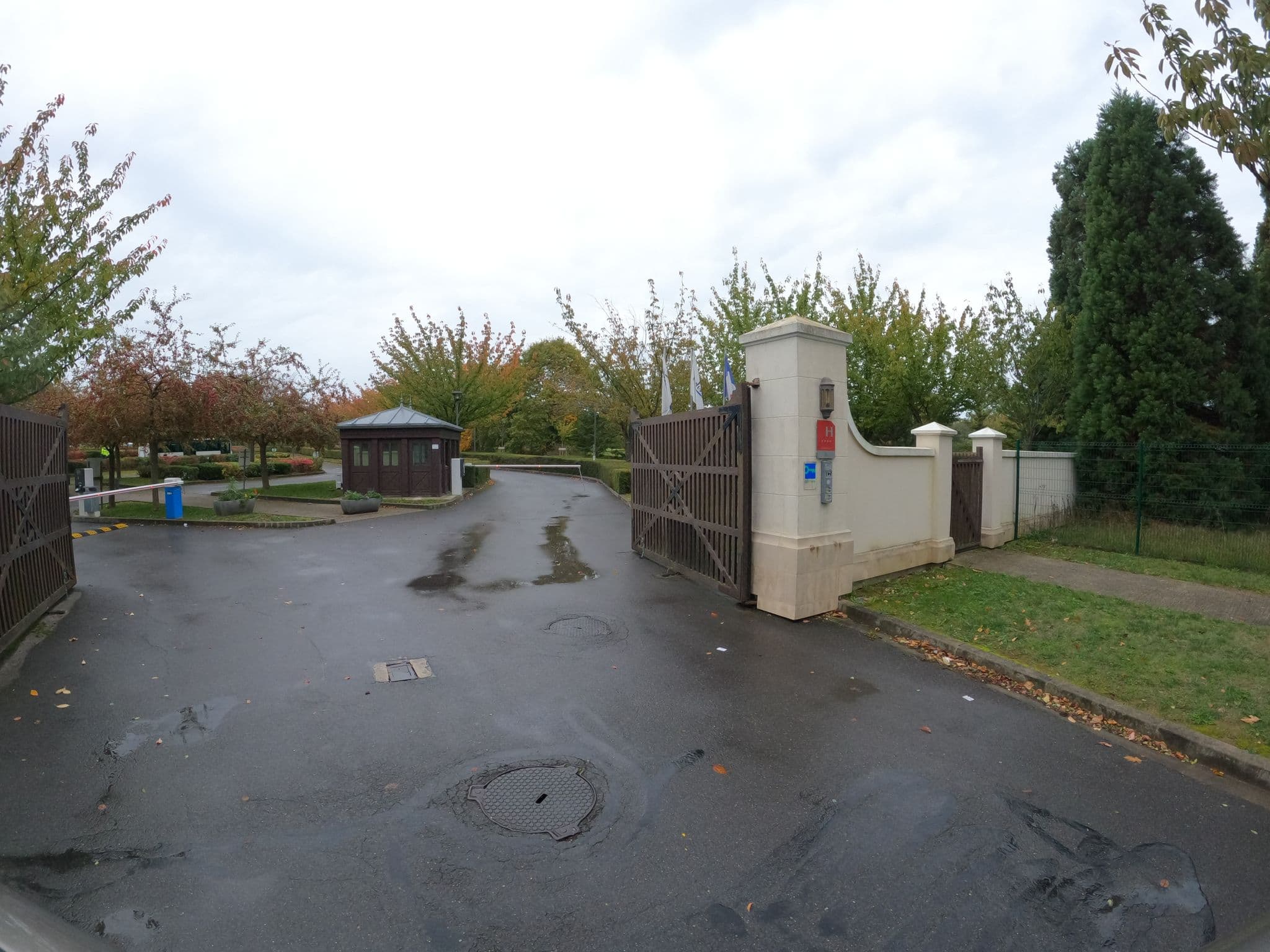 Street view near Radisson, Magny-le-Hongre — © stephanep (CC BY-SA · Mapillary)