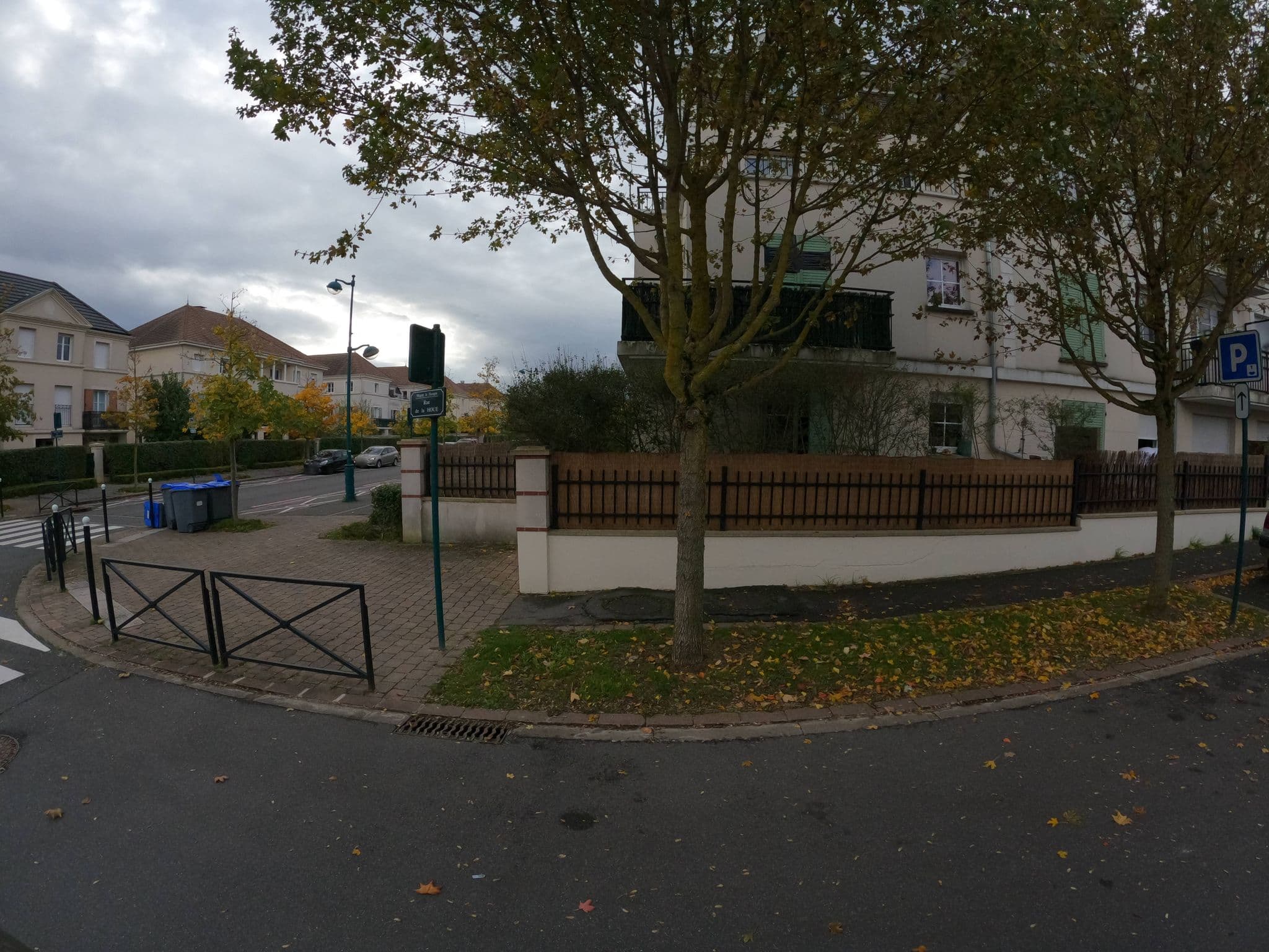 Street view near Ground Floor Apartment with Garden, Magny-le-Hongre — © stephanep (CC BY-SA · Mapillary)