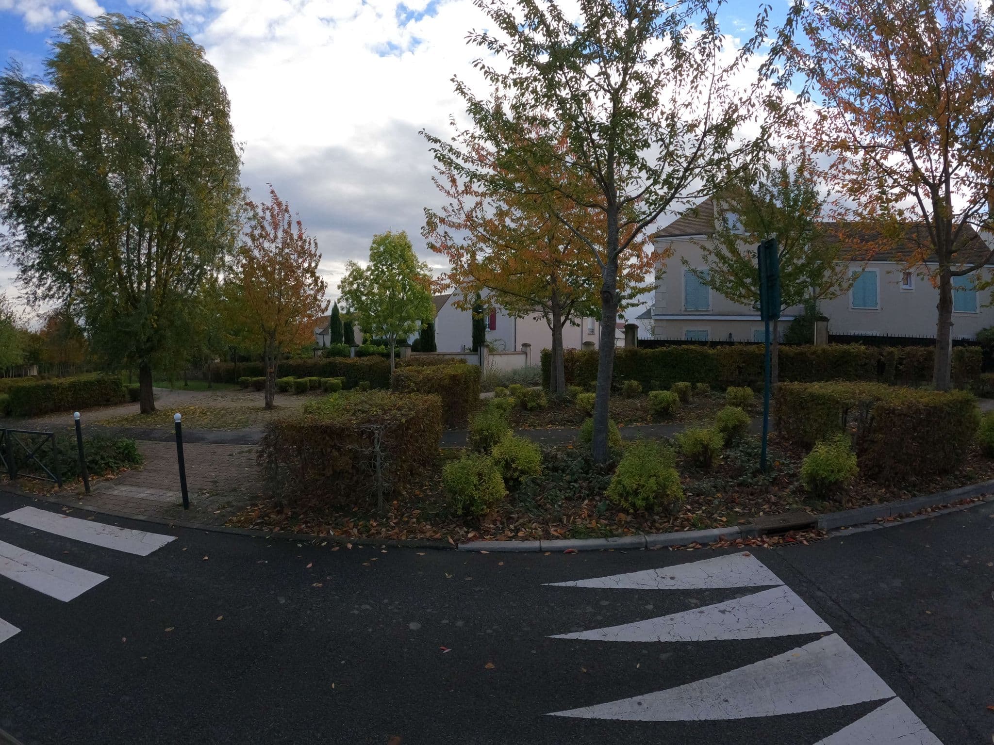 Street view near Abisha Disney Apartment, Magny-le-Hongre — © stephanep (CC BY-SA · Mapillary)