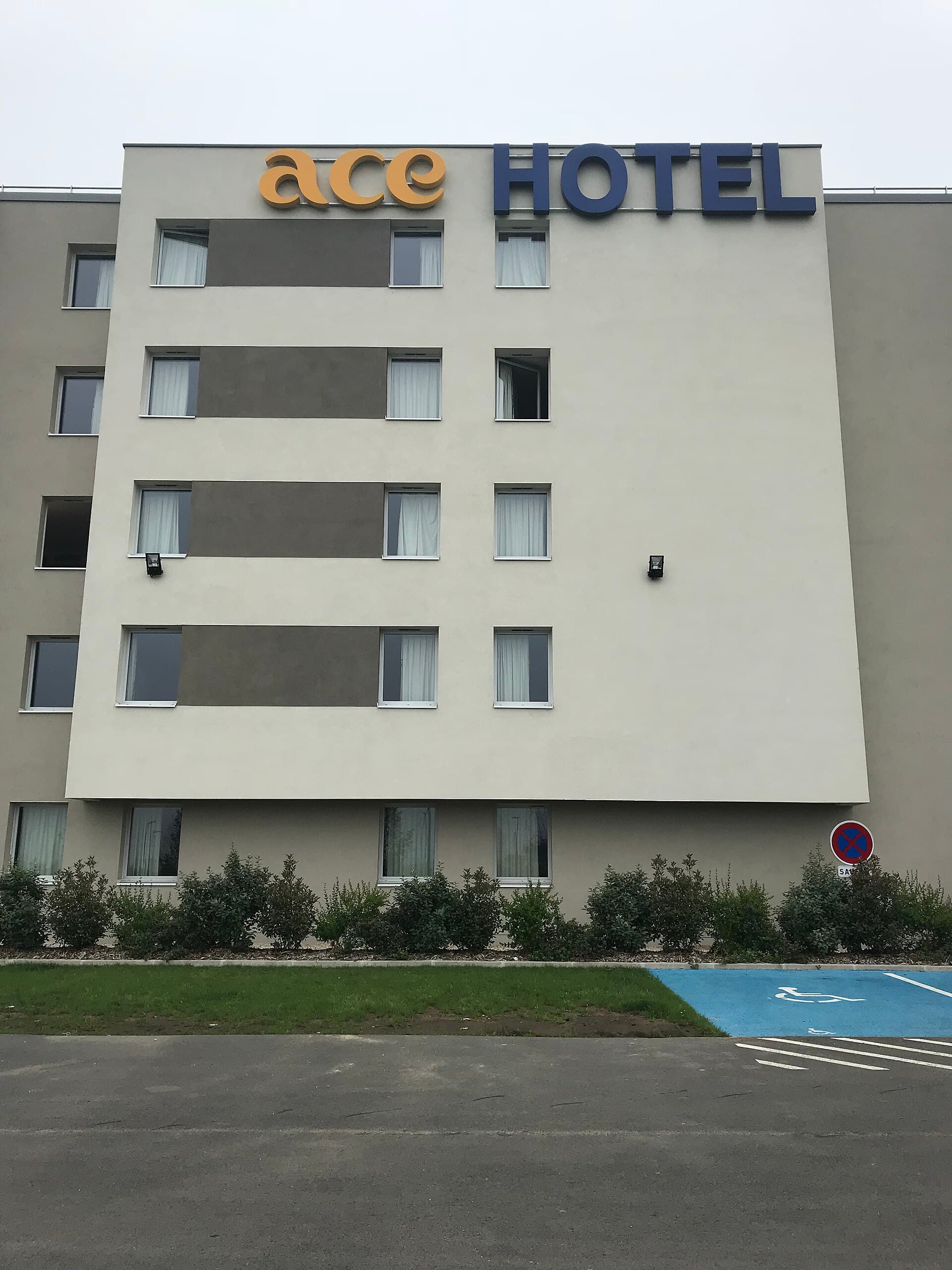 Ace Hôtel Paris Roissy (via Wikimedia Commons, CC0)