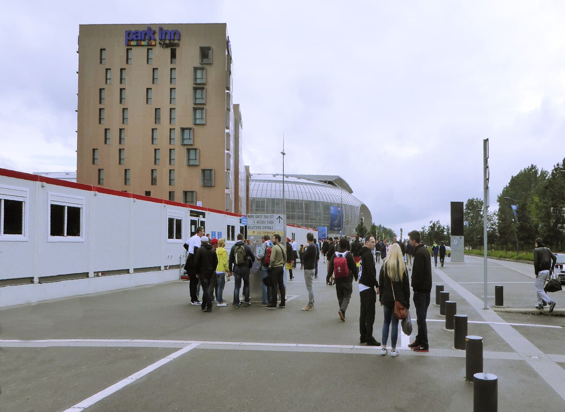Park Inn by Radisson Lille Grand Stade (via Wikimedia Commons, CC BY-SA 4.0)