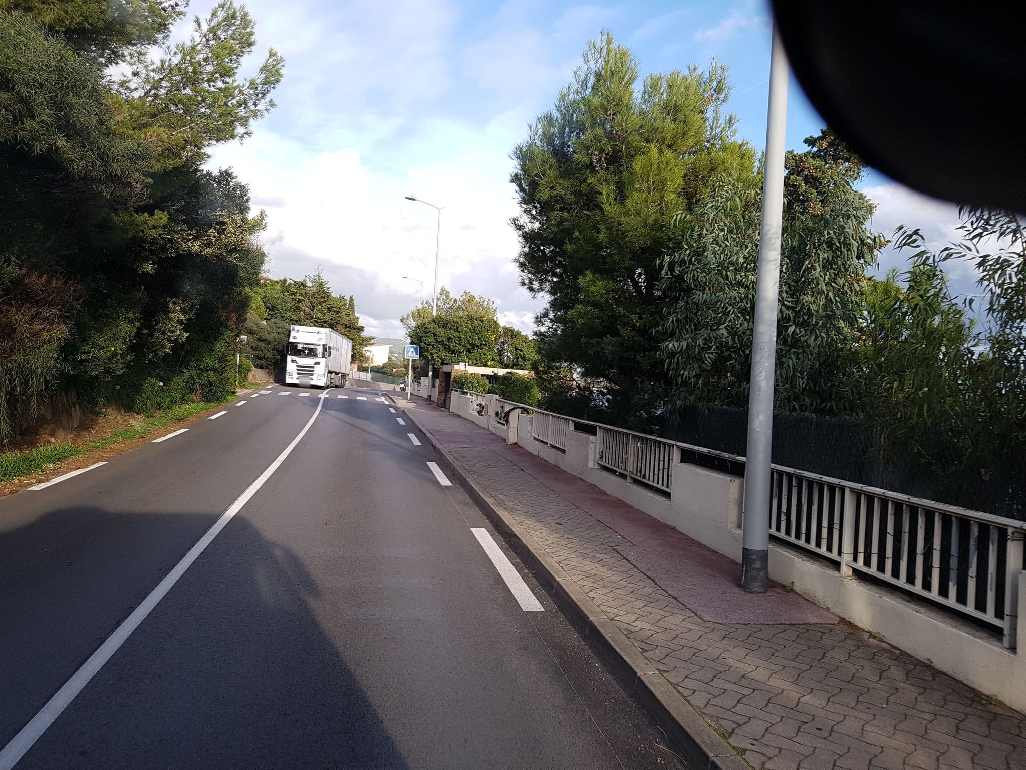 Street view near Sarl les Mandariniers, Le Lavandou — © bernardvoyageur (CC BY-SA · Mapillary)