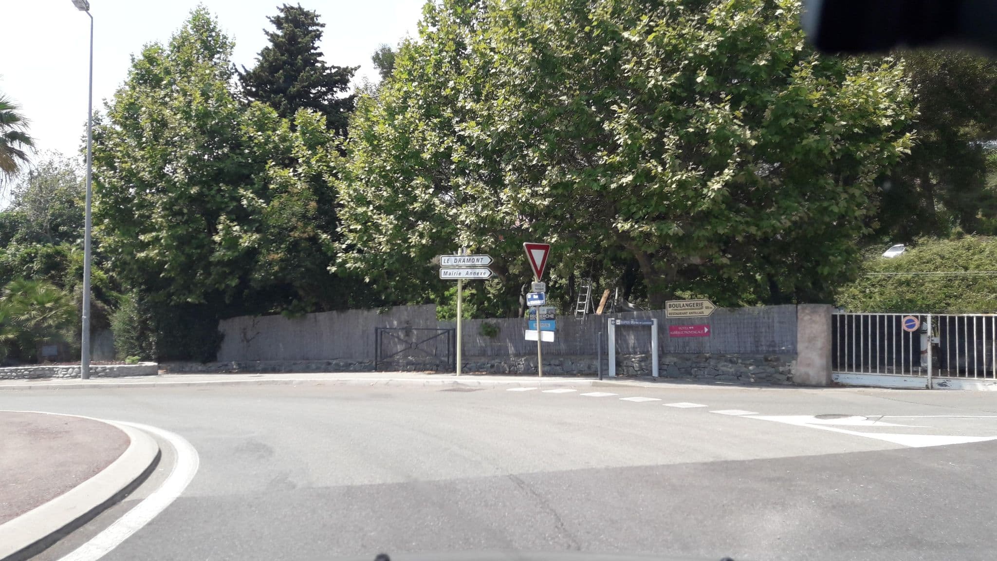Street view near Le Mahona, Saint-Raphaël — © eric_s (CC BY-SA · Mapillary)
