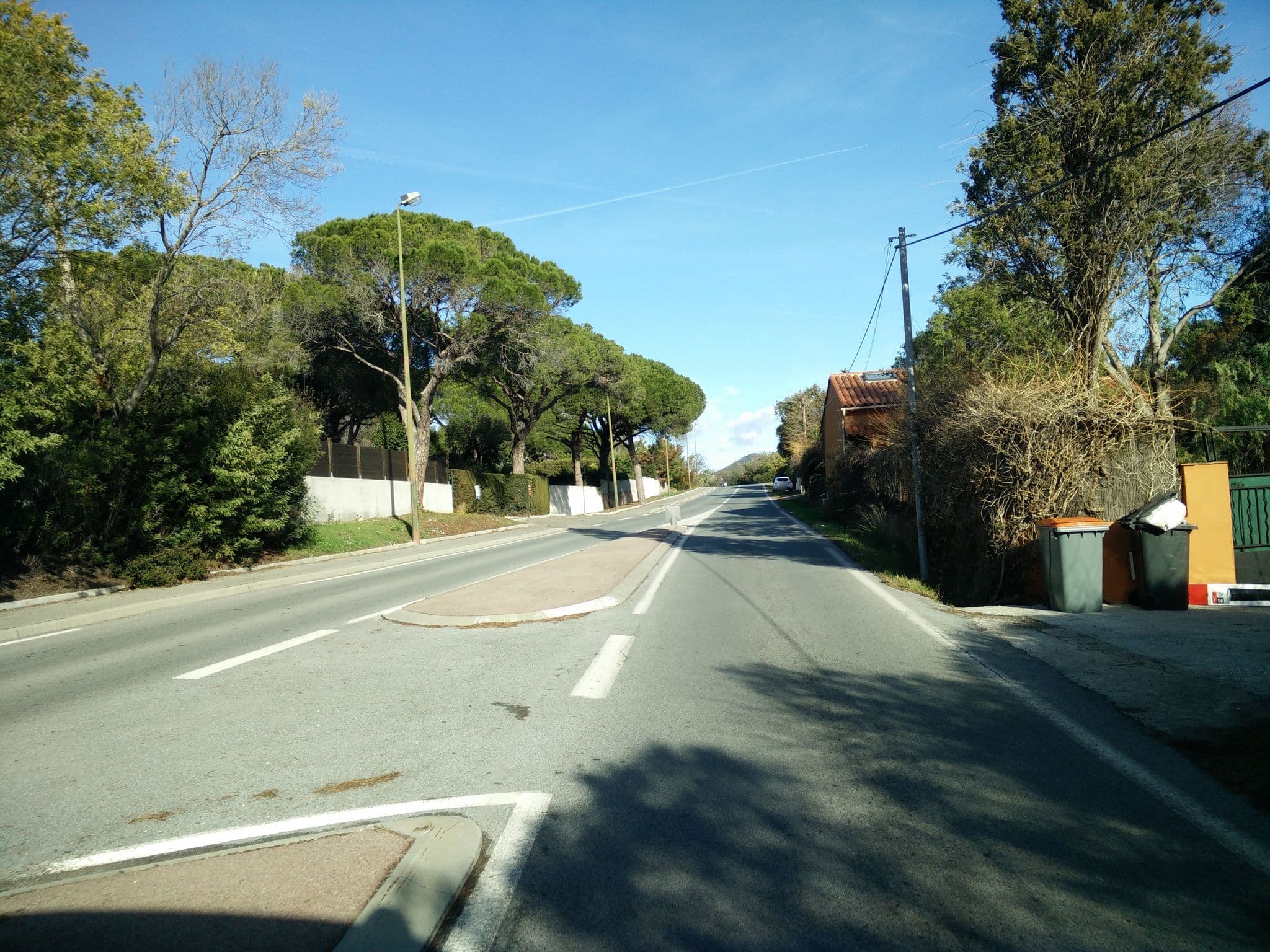 Street view near Ferienwohnung Frejus, Fréjus — © joostjakob (CC BY-SA · Mapillary)
