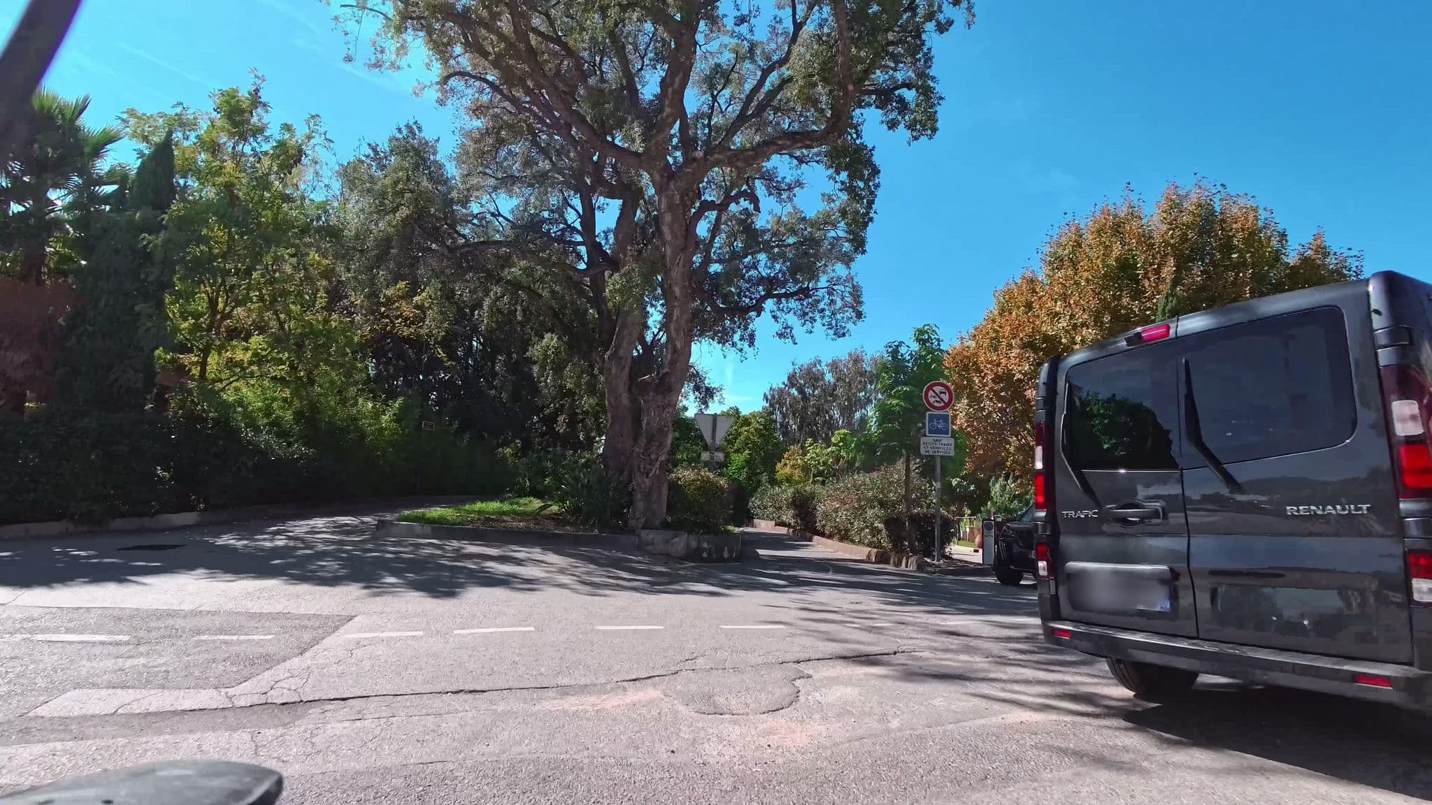 Street view near La Résidence du Cap, Le Lavandou — © voyage-hors-saison (CC BY-SA · Mapillary)