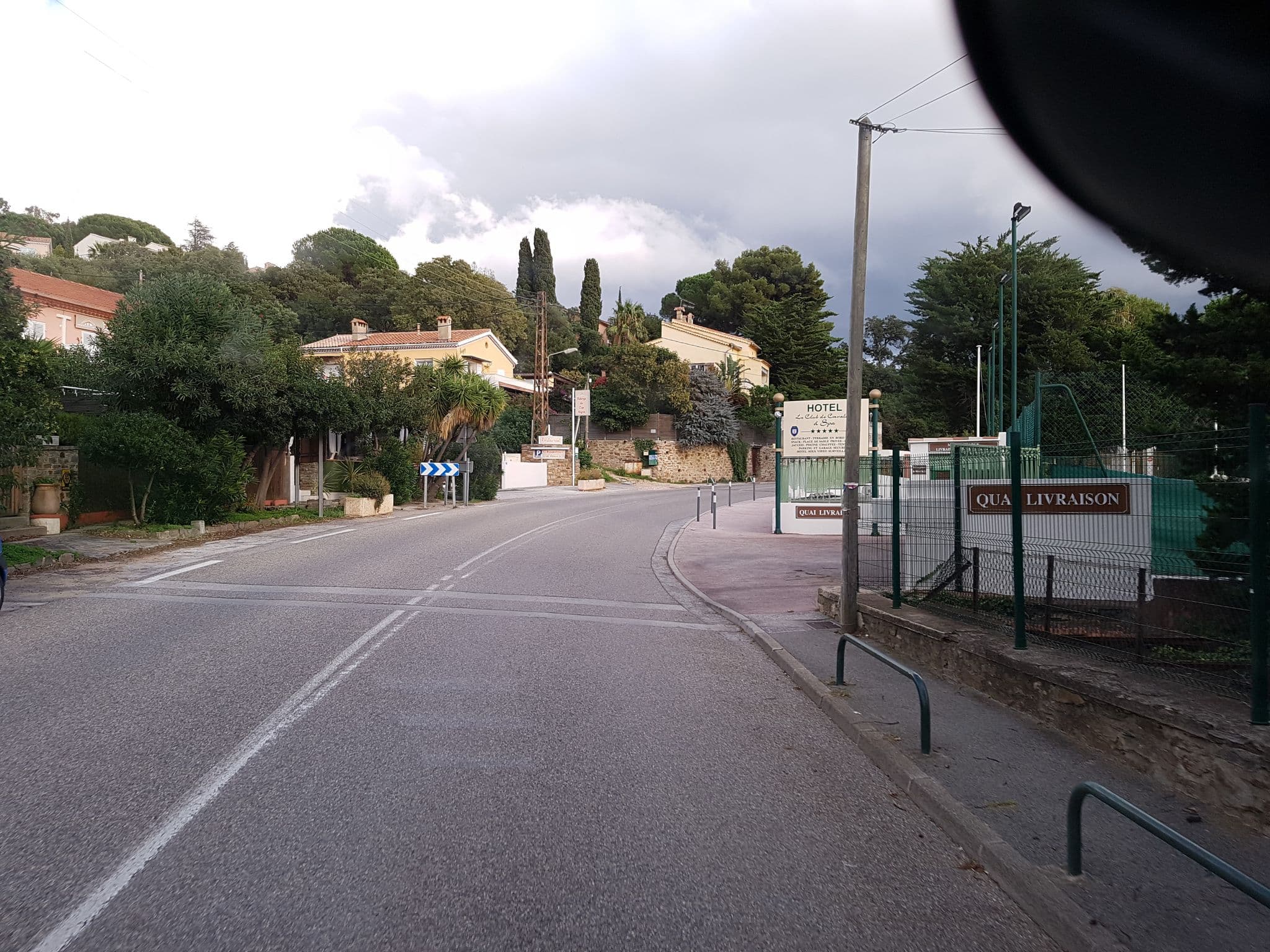 Street view near Le Cap Nègre Hôtel, Le Lavandou — © bernardvoyageur (CC BY-SA · Mapillary)