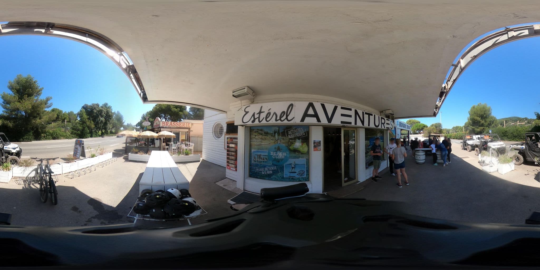 Street view near Camping Campéole Le Dramont, Saint-Raphaël — © pivert (CC BY-SA · Mapillary)