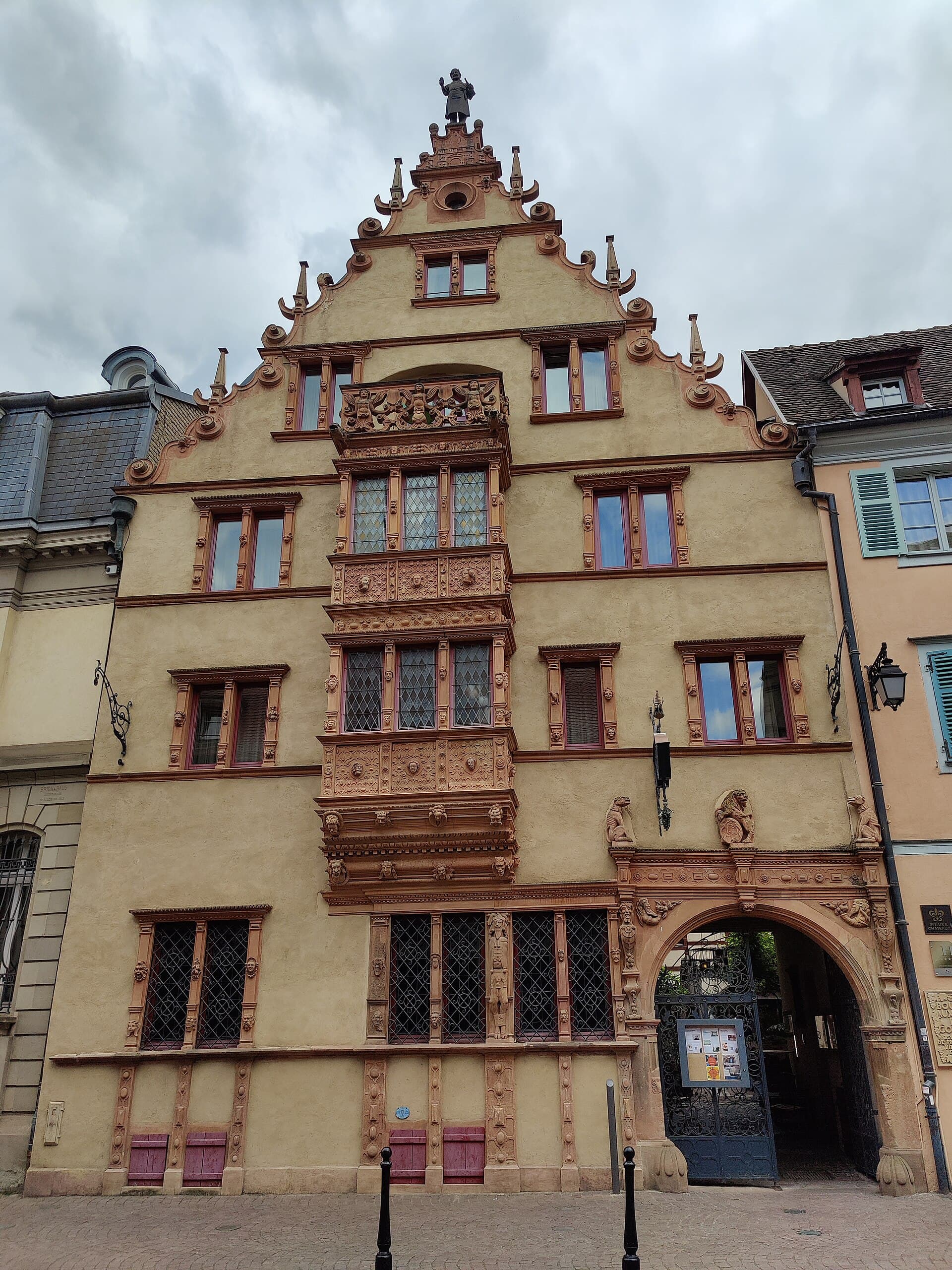La Maison des têtes (via Wikimedia Commons, CC0)