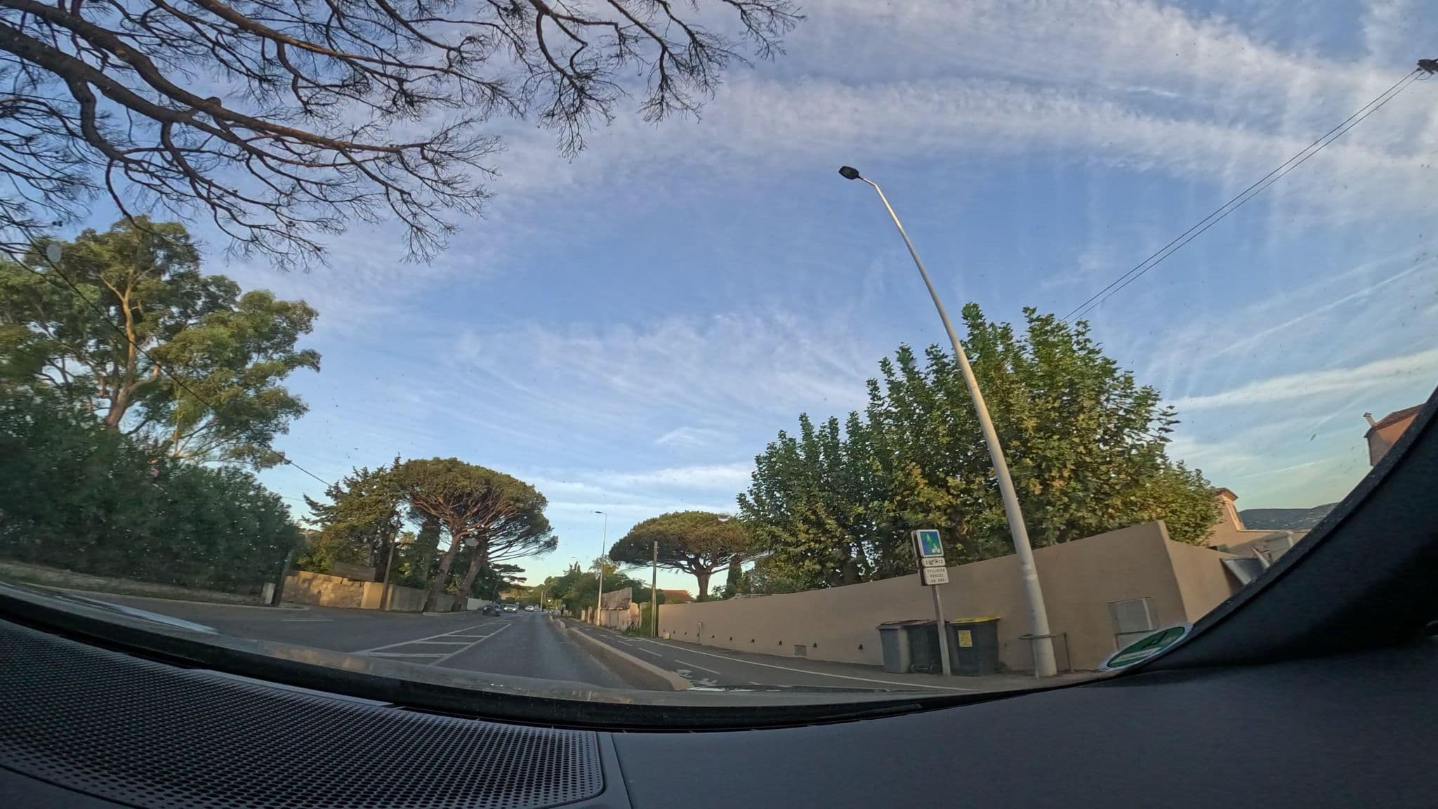 Street view near Kube Saint-Tropez, Saint-Tropez — © pharris0n (CC BY-SA · Mapillary)