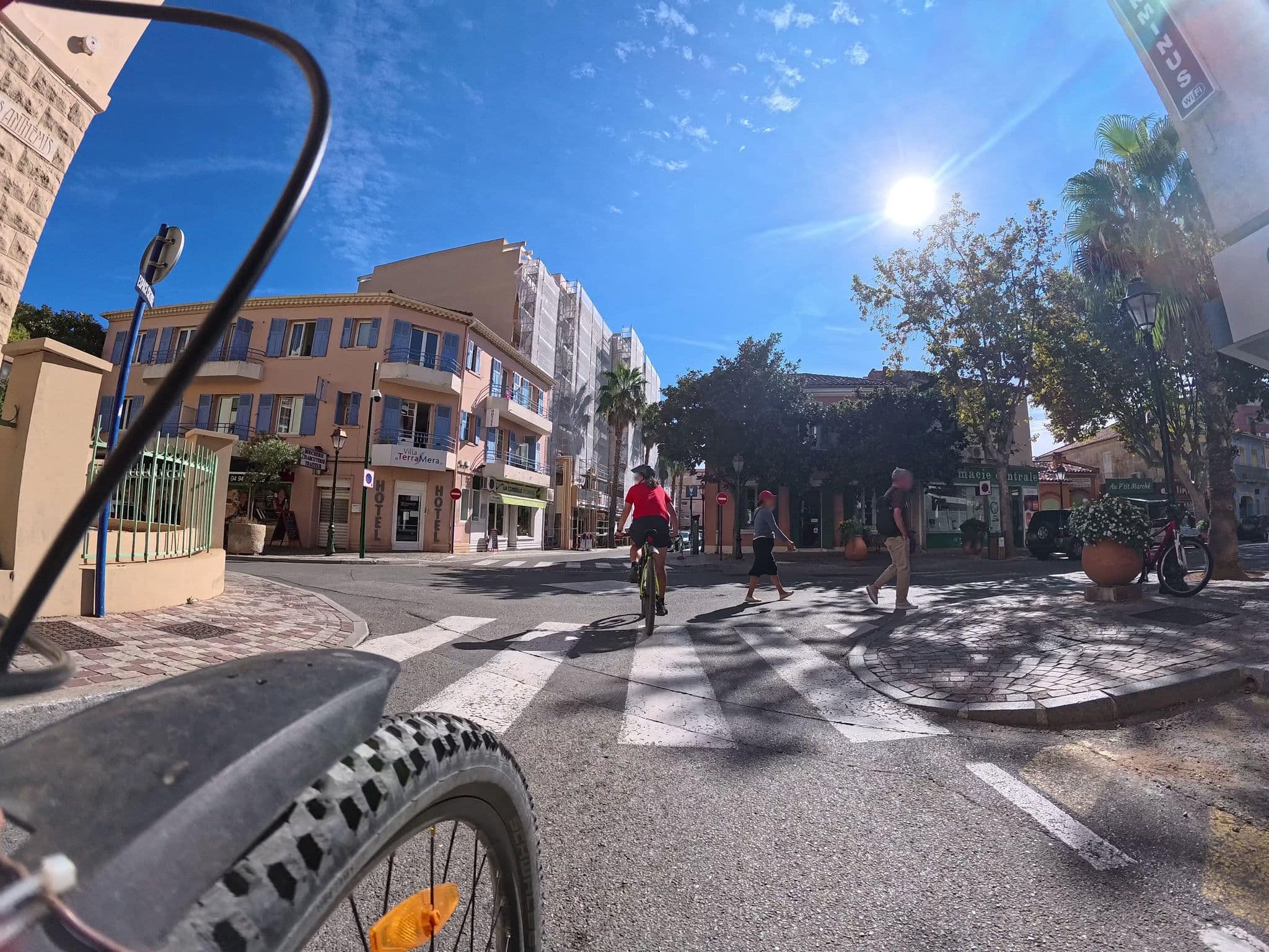 Street view near Hotel Côte d'Azur, Le Lavandou — © voyage-hors-saison (CC BY-SA · Mapillary)