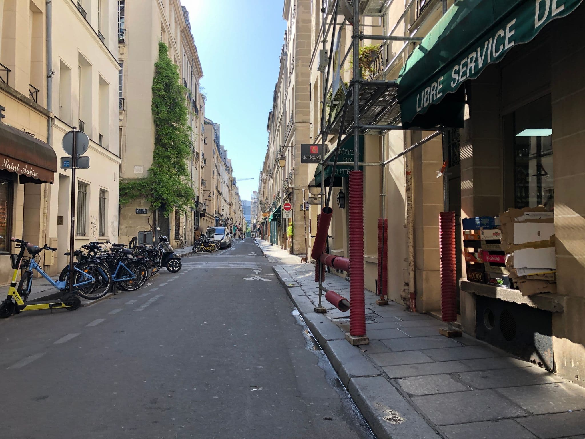 Street view near Les Deux Îles, Paris — © jerome92370 (CC BY-SA · Mapillary)