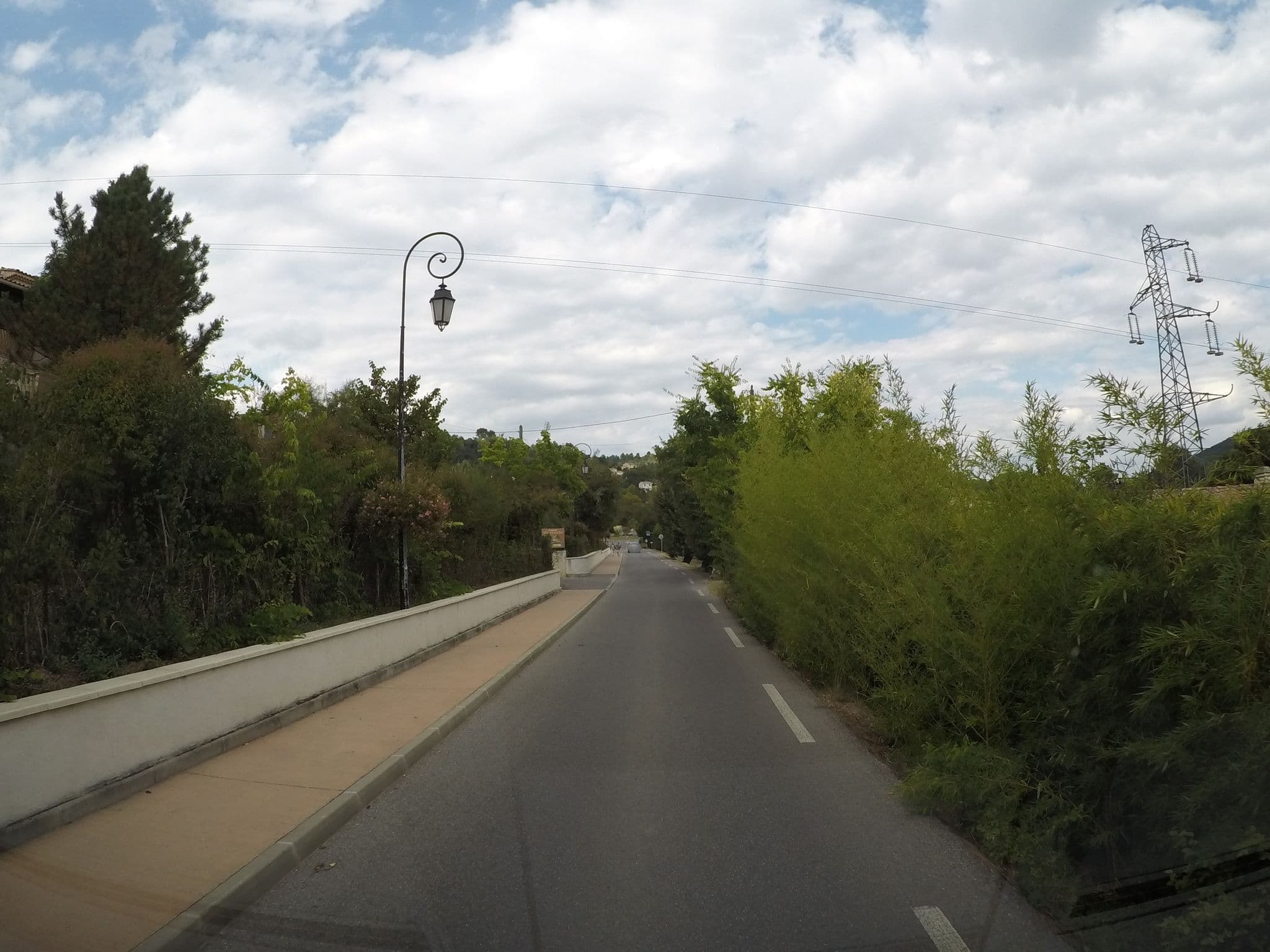 Street view near Lou Paradou, Gréoux-les-Bains — © yaron (CC BY-SA · Mapillary)