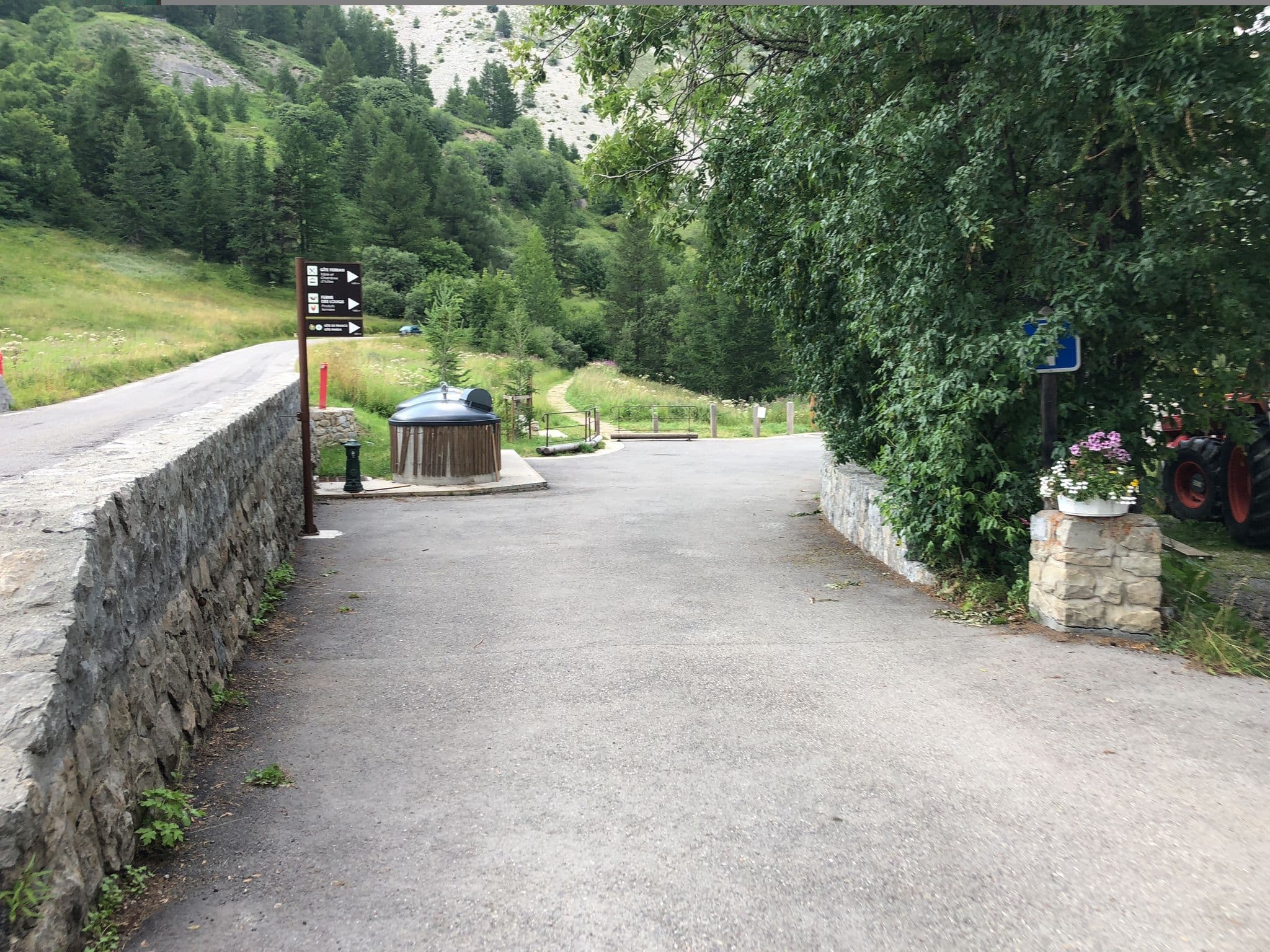 Street view near Auberge le Relais de la Cayolle, Saint-Étienne-de-Tinée — © lulucmy (CC BY-SA · Mapillary)