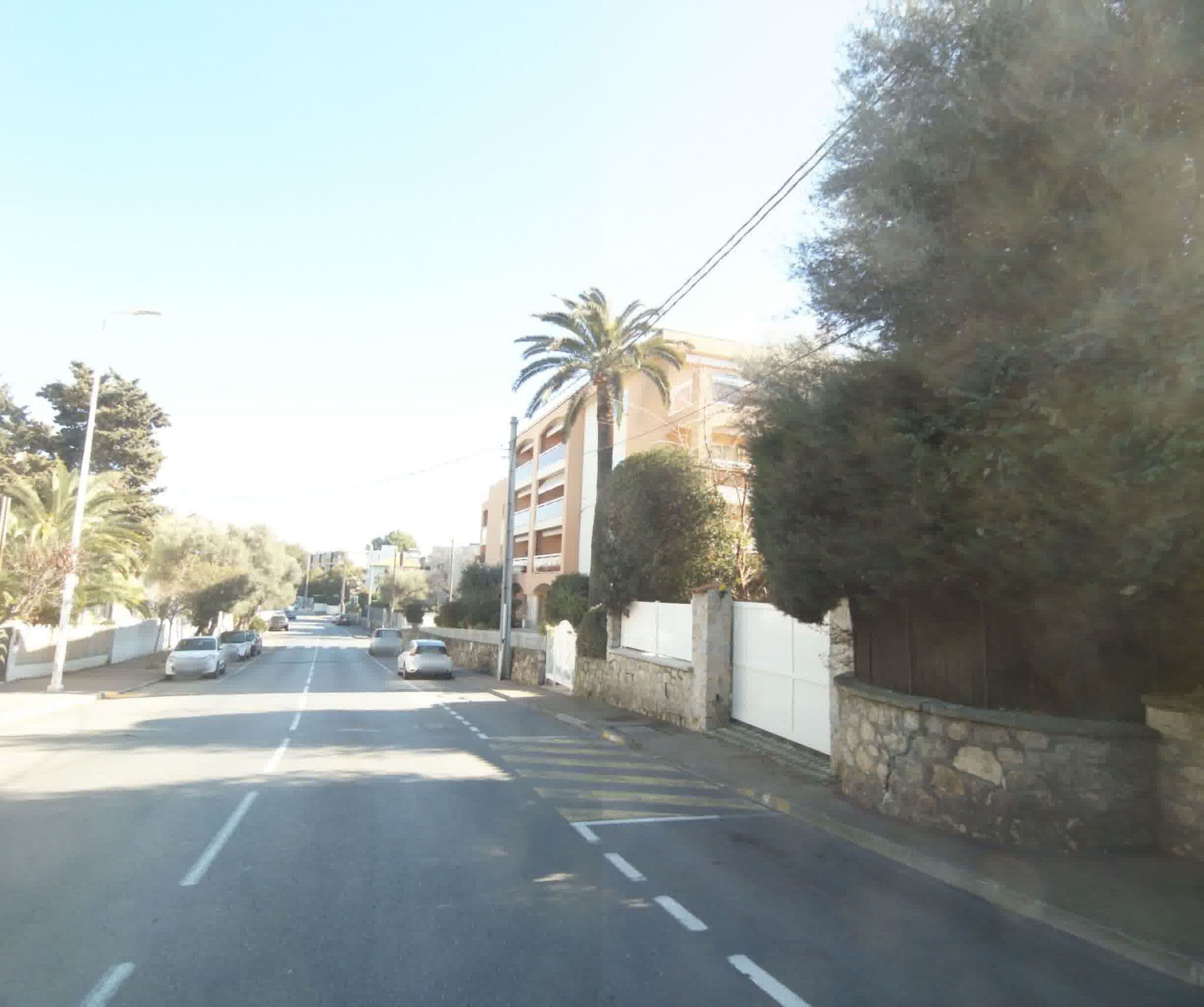 Street view near Le Petit Castel, Juan-les-Pins — © sogefi (CC BY-SA · Mapillary)