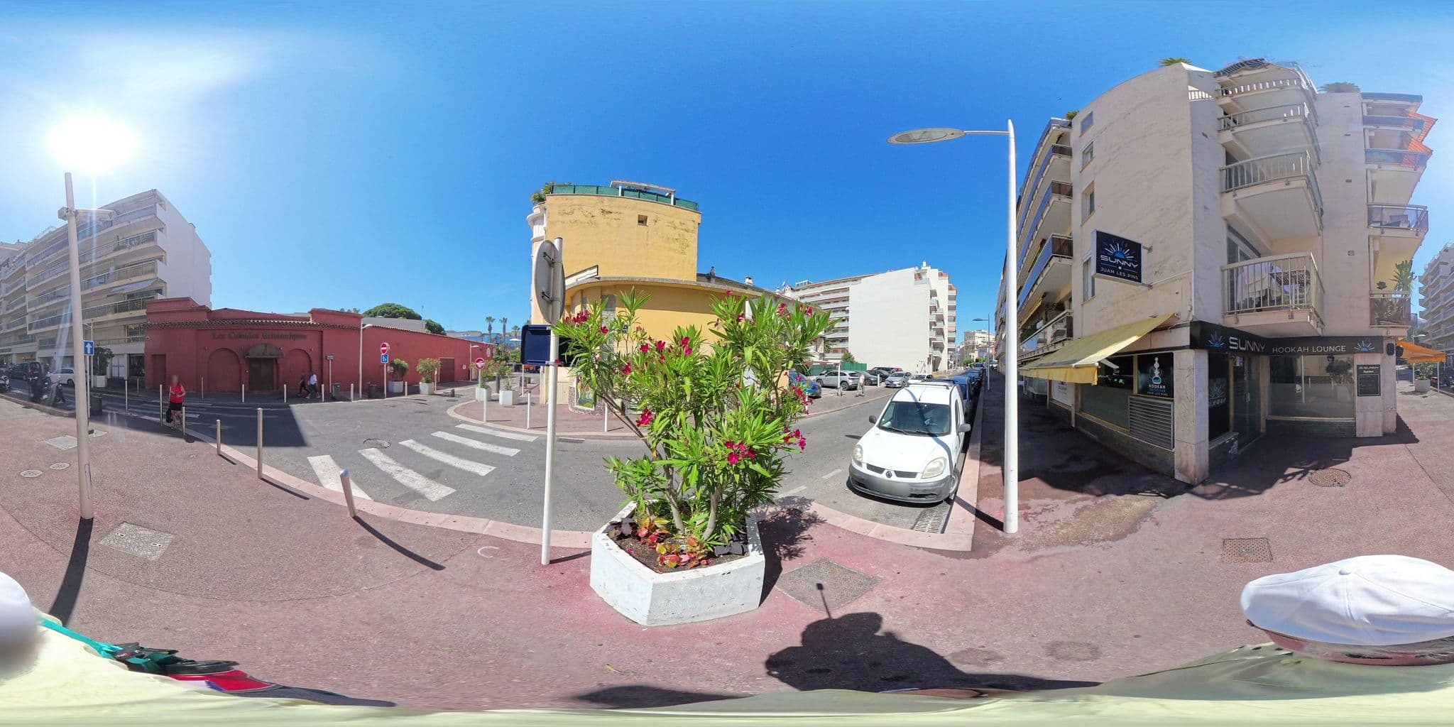 Street view near Sarl les Loggias, Juan-les-Pins — © graharg (CC BY-SA · Mapillary)