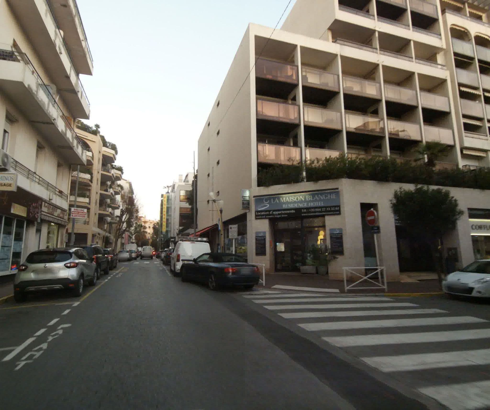 Street view near Saint Charles Hotel Juan-les-Pins, Juan-les-Pins — © sogefi (CC BY-SA · Mapillary)