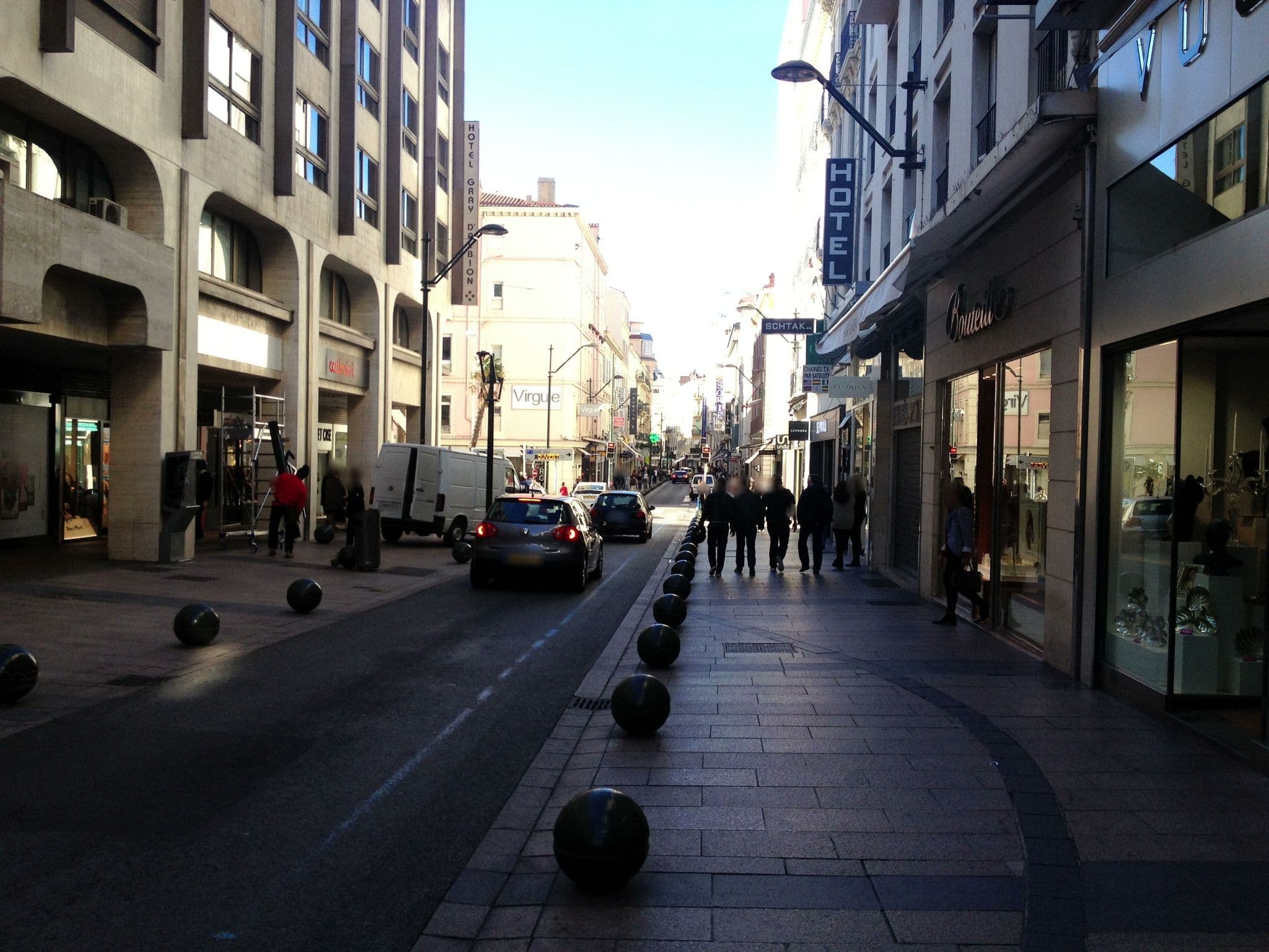 Street view near Cannes Hoche, Cannes — © jesolem (CC BY-SA · Mapillary)