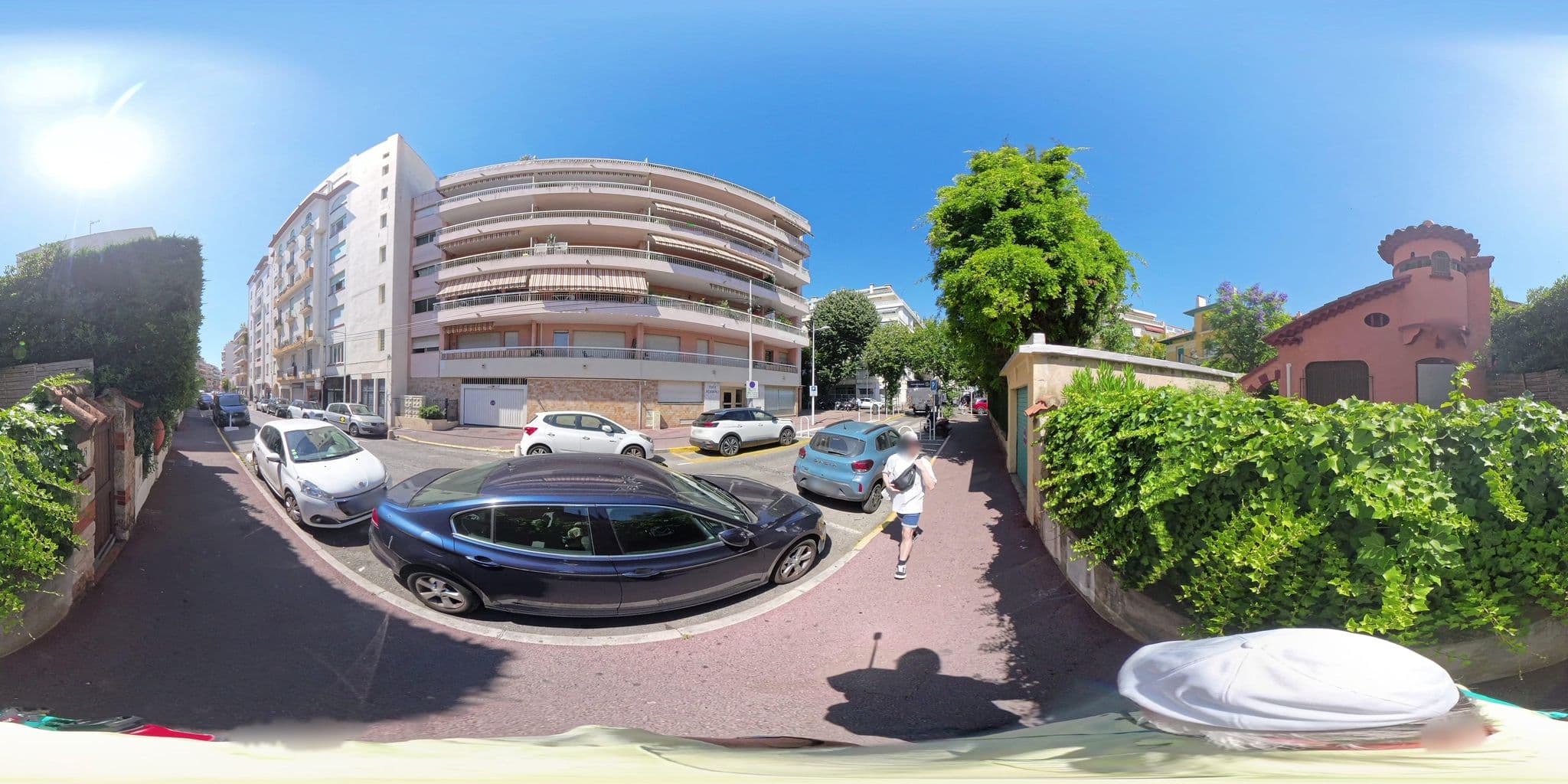 Street view near Mariolaine, Juan-les-Pins — © graharg (CC BY-SA · Mapillary)