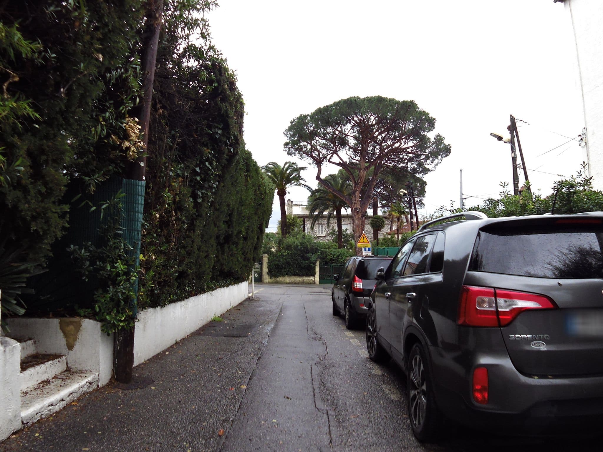 Street view near Hotel Le Pre Catelan, Juan-les-Pins — © dcp (CC BY-SA · Mapillary)
