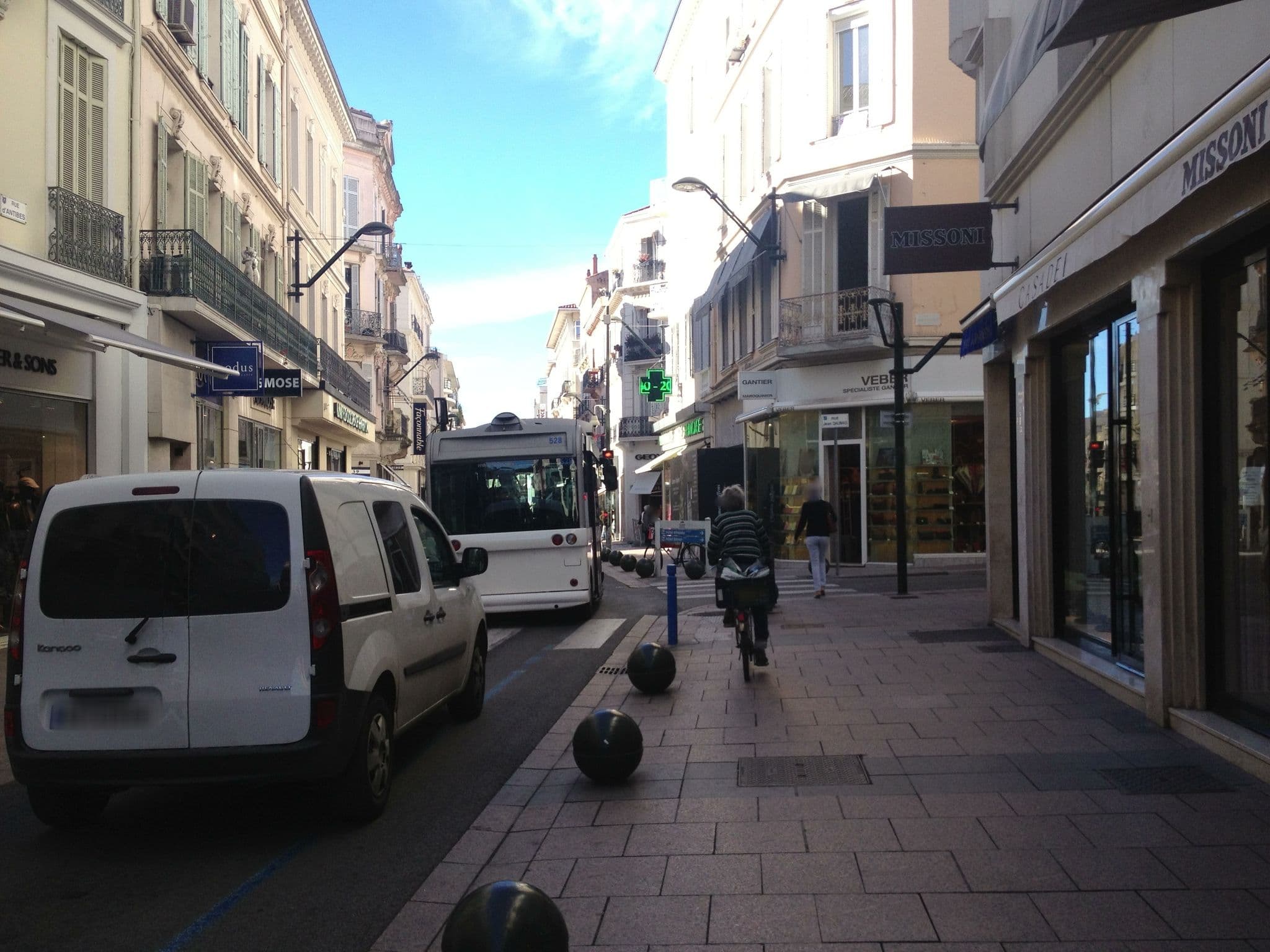 Street view near Luxueux appartements idéalement situés en plein centre ville de Cannes, Cannes — © jesolem (CC BY-SA · Mapillary)