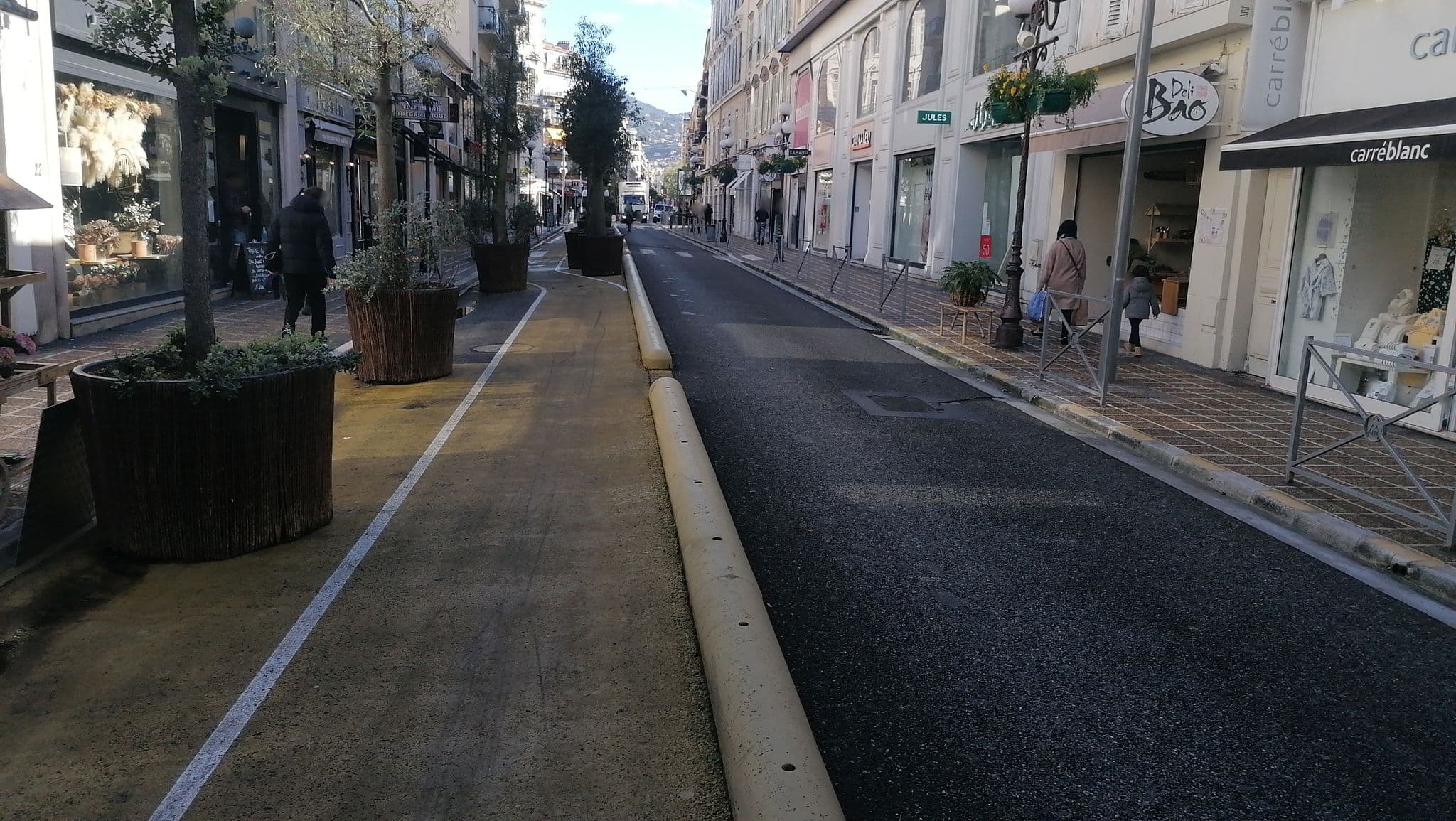 Street view near La Côte du Paradis, Jean-Médecin — © bayebass513 (CC BY-SA · Mapillary)