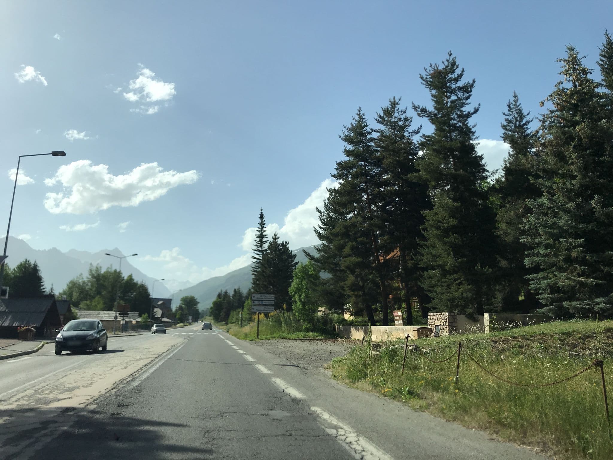 Street view near Snowlinesc, Villeneuve — © pgiraud (CC BY-SA · Mapillary)