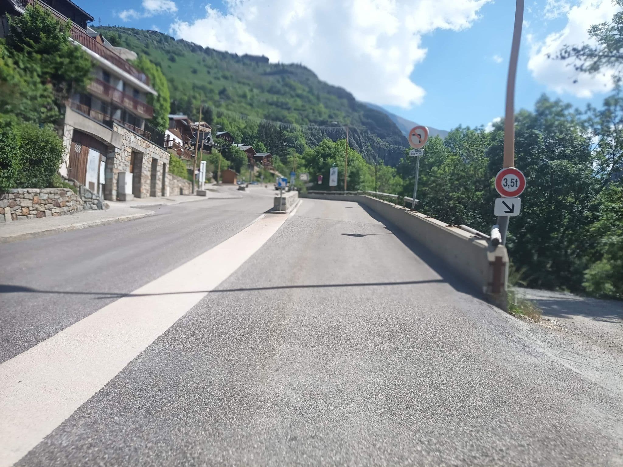 Street view near Le Florineige, Huez — © connermacleod69 (CC BY-SA · Mapillary)