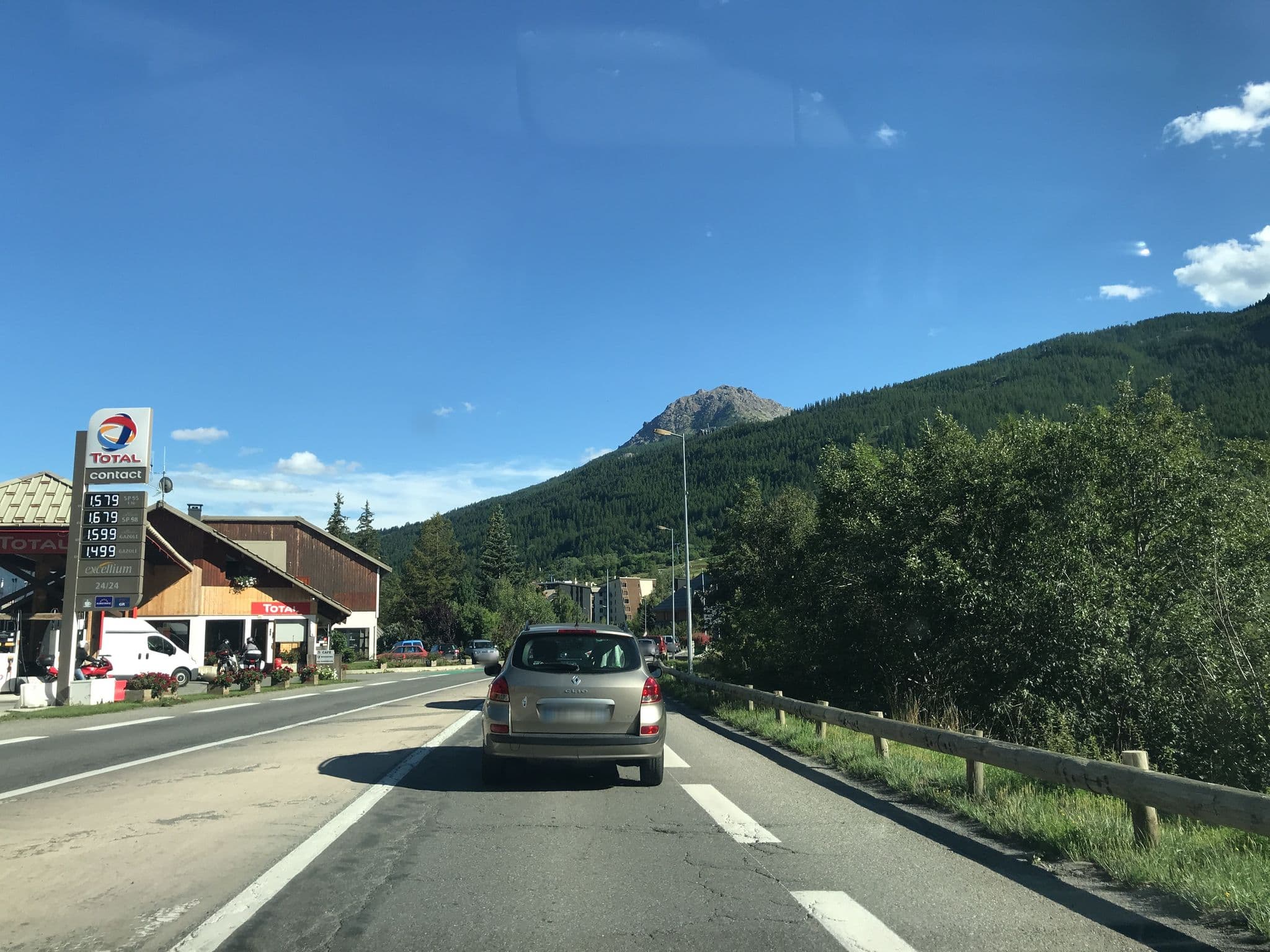 Street view near Chalet Pyrene, Villeneuve — © pgiraud (CC BY-SA · Mapillary)