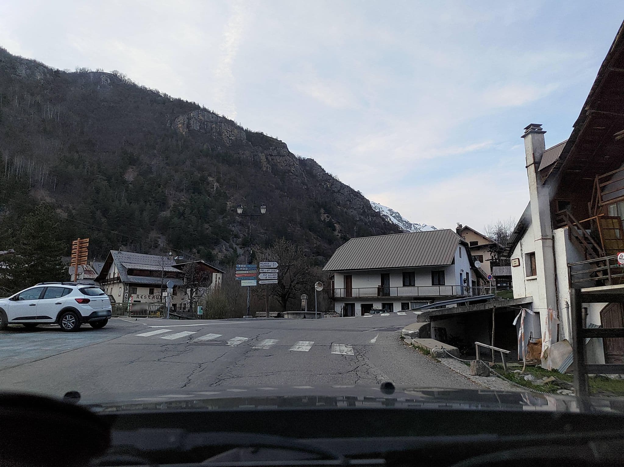 Street view near Engilberge Nathalie, Saint-Martin-de-Queyrières — © MatthieuF4FNE (CC BY-SA · Mapillary)
