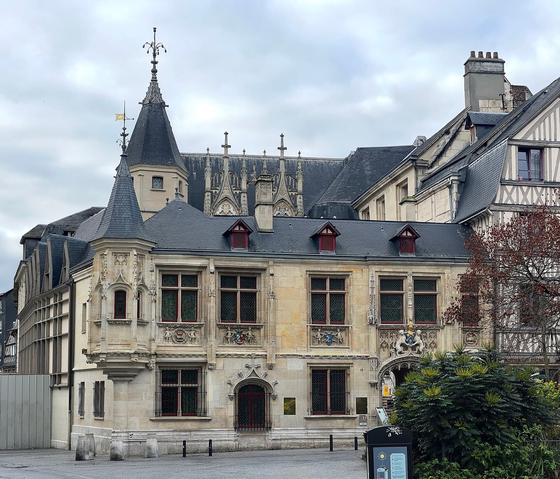 Hôtel de Bourgtheroulde (via Wikimedia Commons, CC BY-SA 4.0)