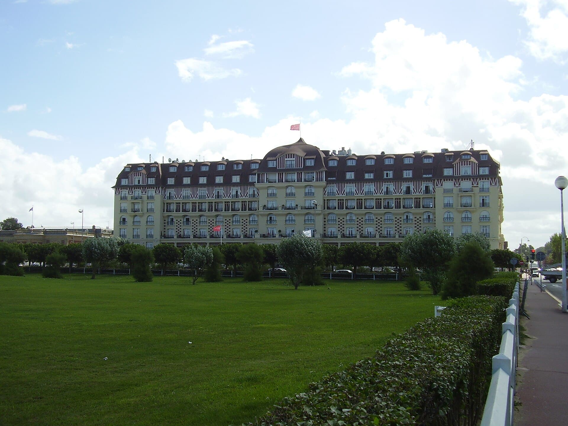 Hôtel Royal-Barrière (via Wikimedia Commons, CC BY-SA 3.0)