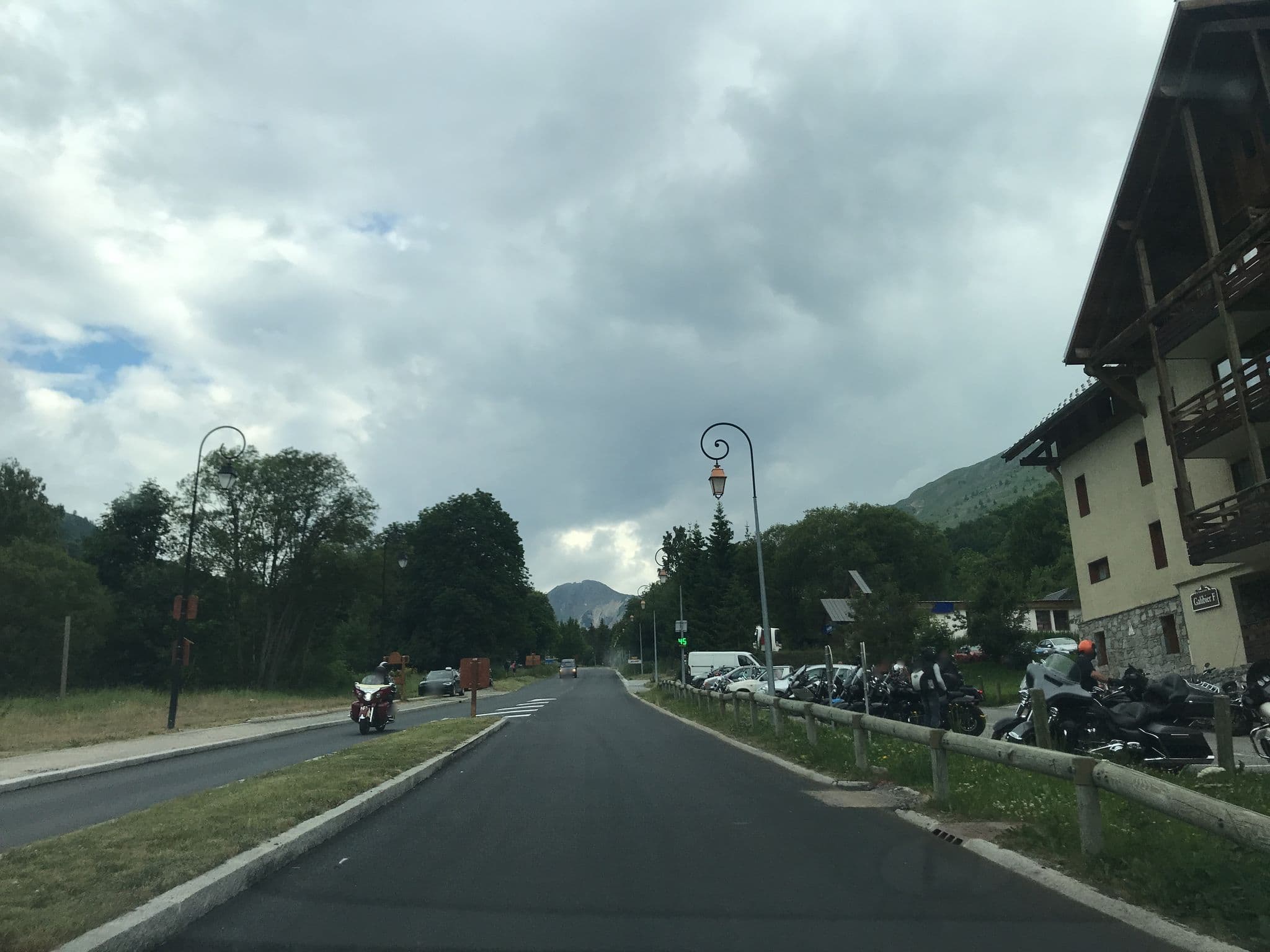 Street view near Résidence les chalets du Galibier Piscine Sauna Hammam WIFI, Valloire — © pgiraud (CC BY-SA · Mapillary)