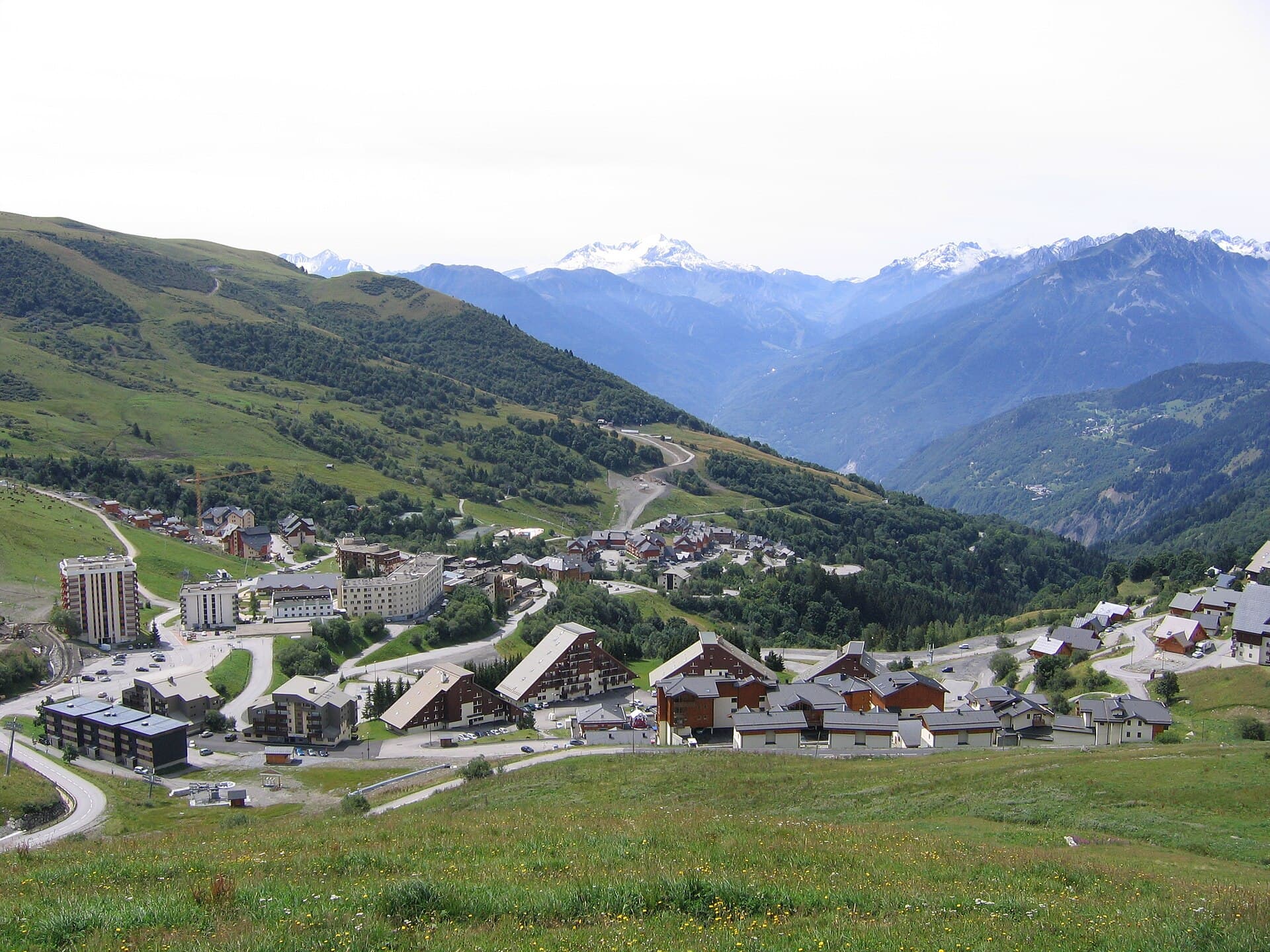 VVF Villages Hôtel Saint-François Longchamp (via Wikimedia Commons, CC BY-SA 3.0)