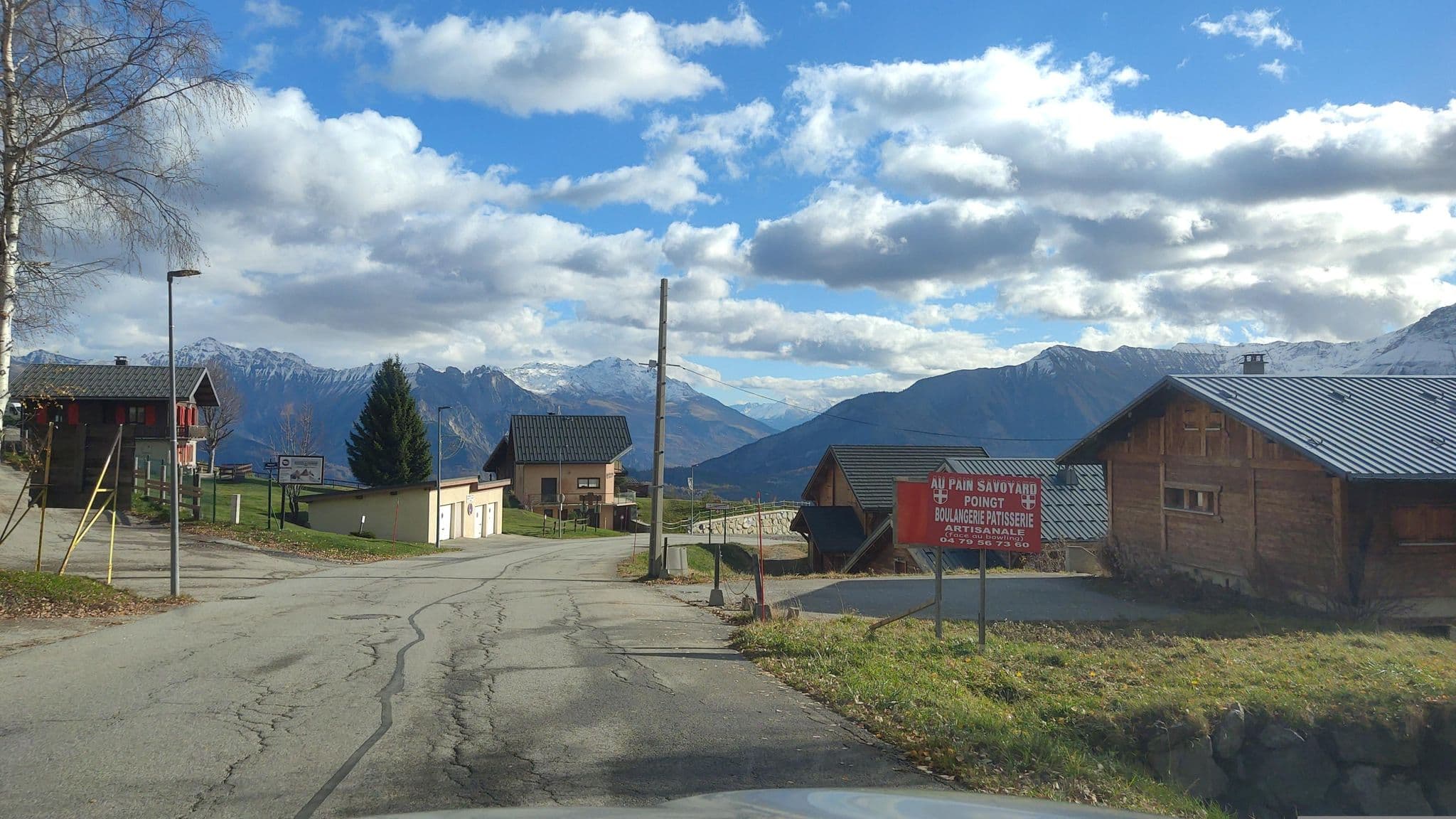Street view near Residence NEMEA Les Chalets des Cimes Hotel Fontcouverte-la Toussuire, Saint-Jean-de-Maurienne — © MatthieuF4FNE (CC BY-SA · Mapillary)