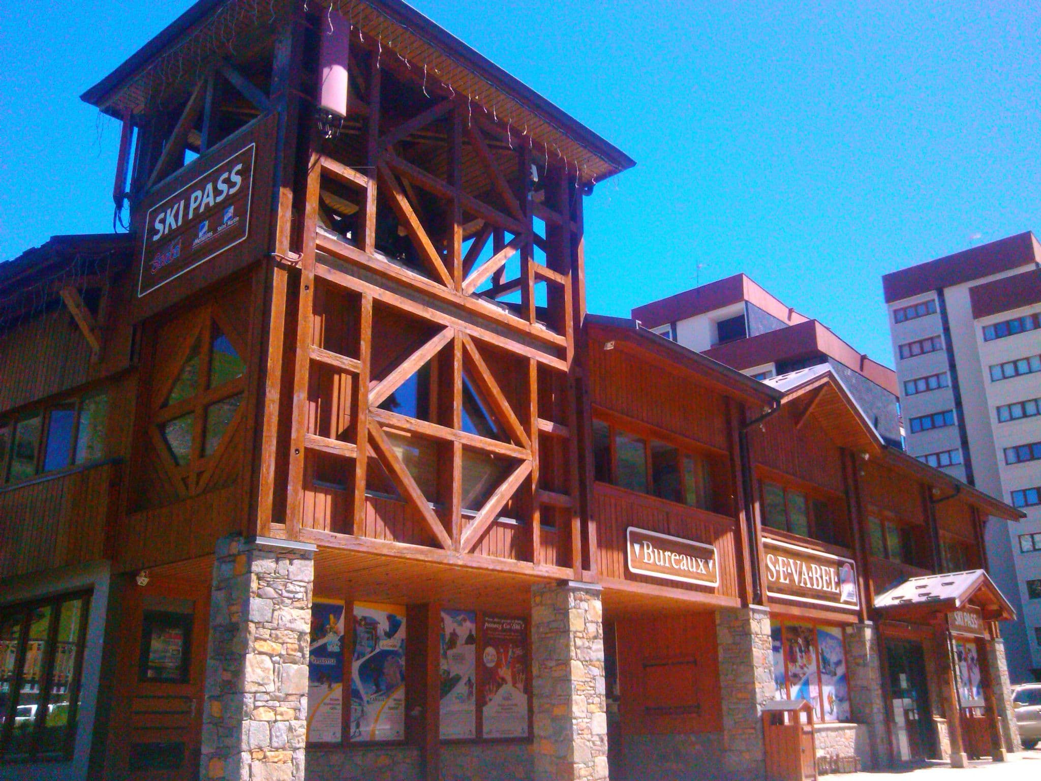 Street view near Belledone, Val Thorens — © zerpou (CC BY-SA · Mapillary)