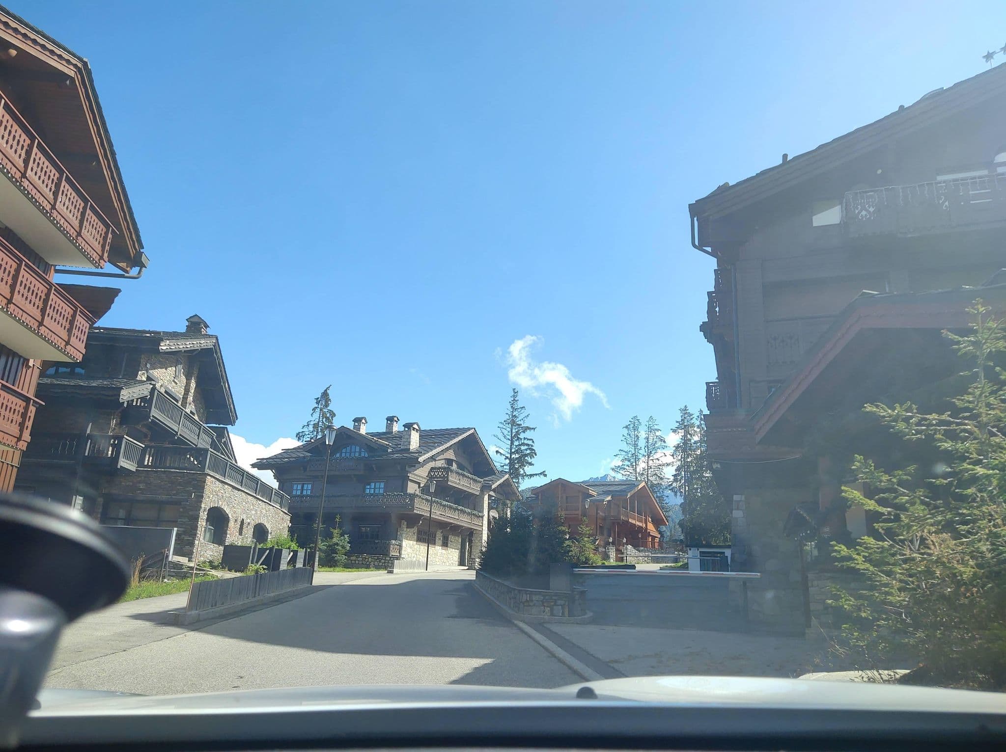 Street view near Les Airelles-Chalet Ormello, Courchevel — © MatthieuF4FNE (CC BY-SA · Mapillary)