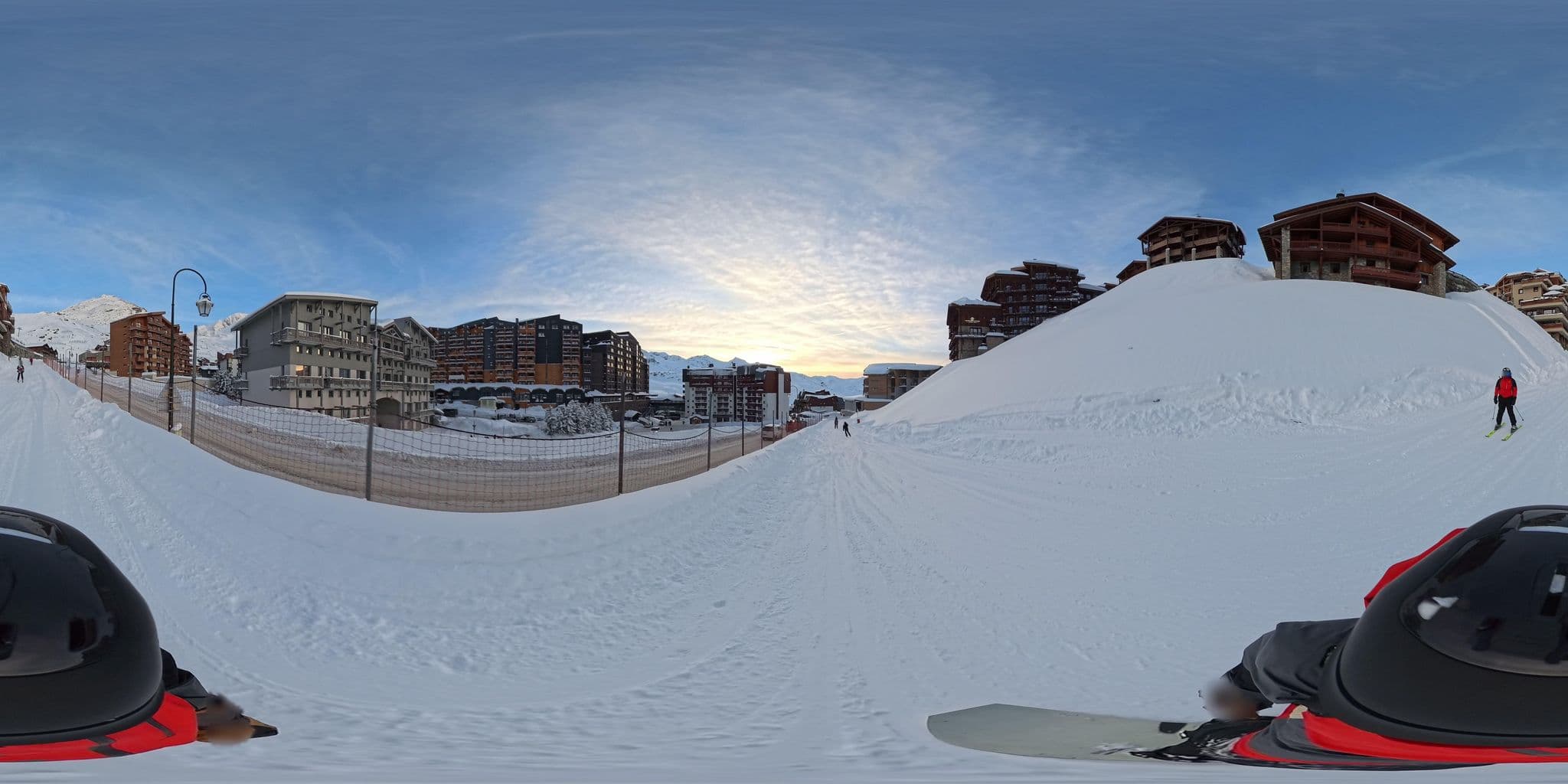 Street view near Madame Vacances Residence le Chalet de l'Adonis, Val Thorens — © MattWithHuskies (CC BY-SA · Mapillary)