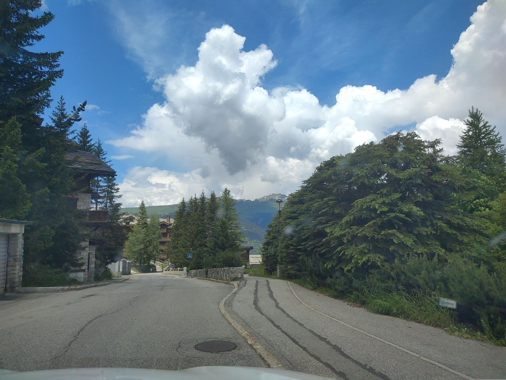 Street view near Ultima Courchevel Belvédère, Courchevel — © MatthieuF4FNE (CC BY-SA · Mapillary)