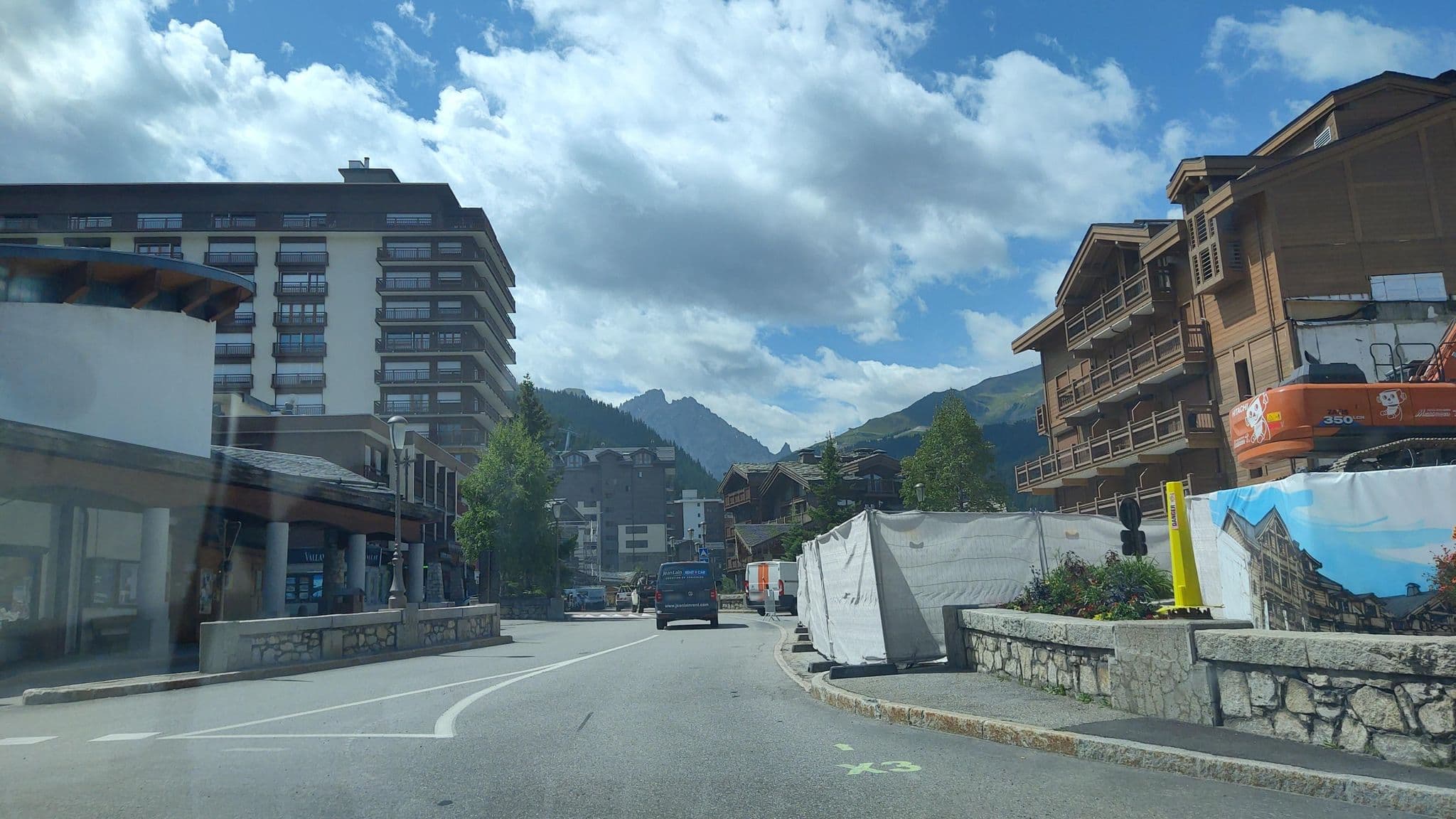 Street view near Le Seizena, Courchevel — © MatthieuF4FNE (CC BY-SA · Mapillary)