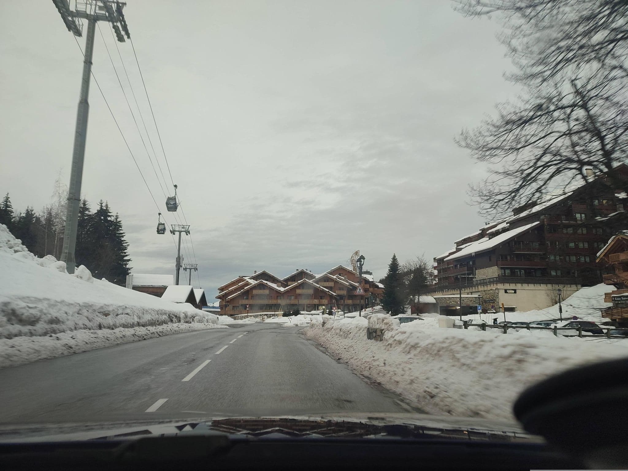 Street view near Résidence premium Pierre & Vacances L'Hévana, Méribel — © VincentCoq (CC BY-SA · Mapillary)